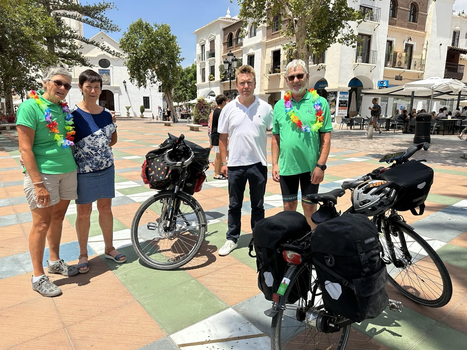 La pareja a la llegada acompañada de la amiga de ellos y el concejal de deportes de Nerja