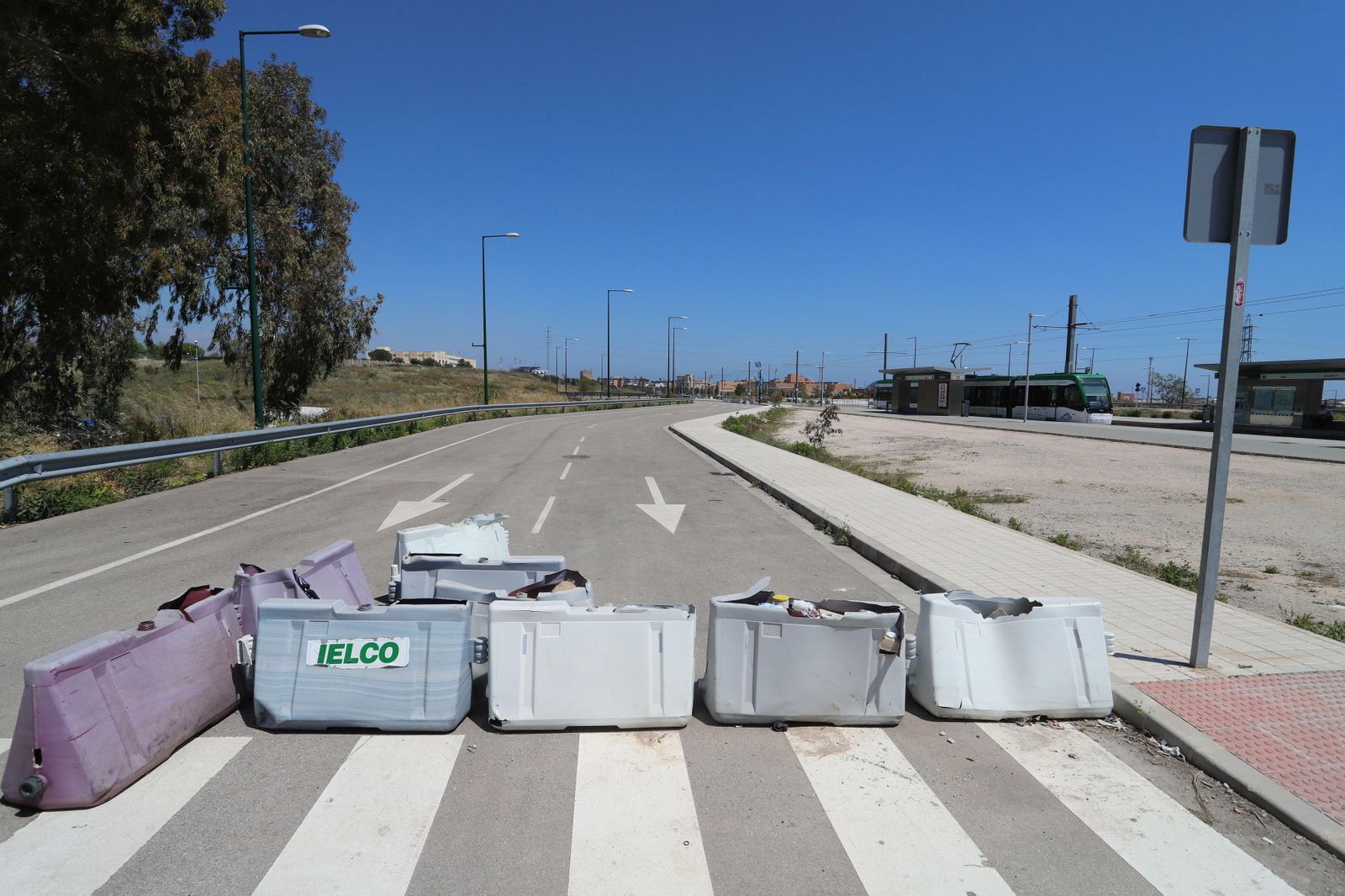 Vial de la ampliación de la Universidad de Málaga cerrado al paso de vehículos.