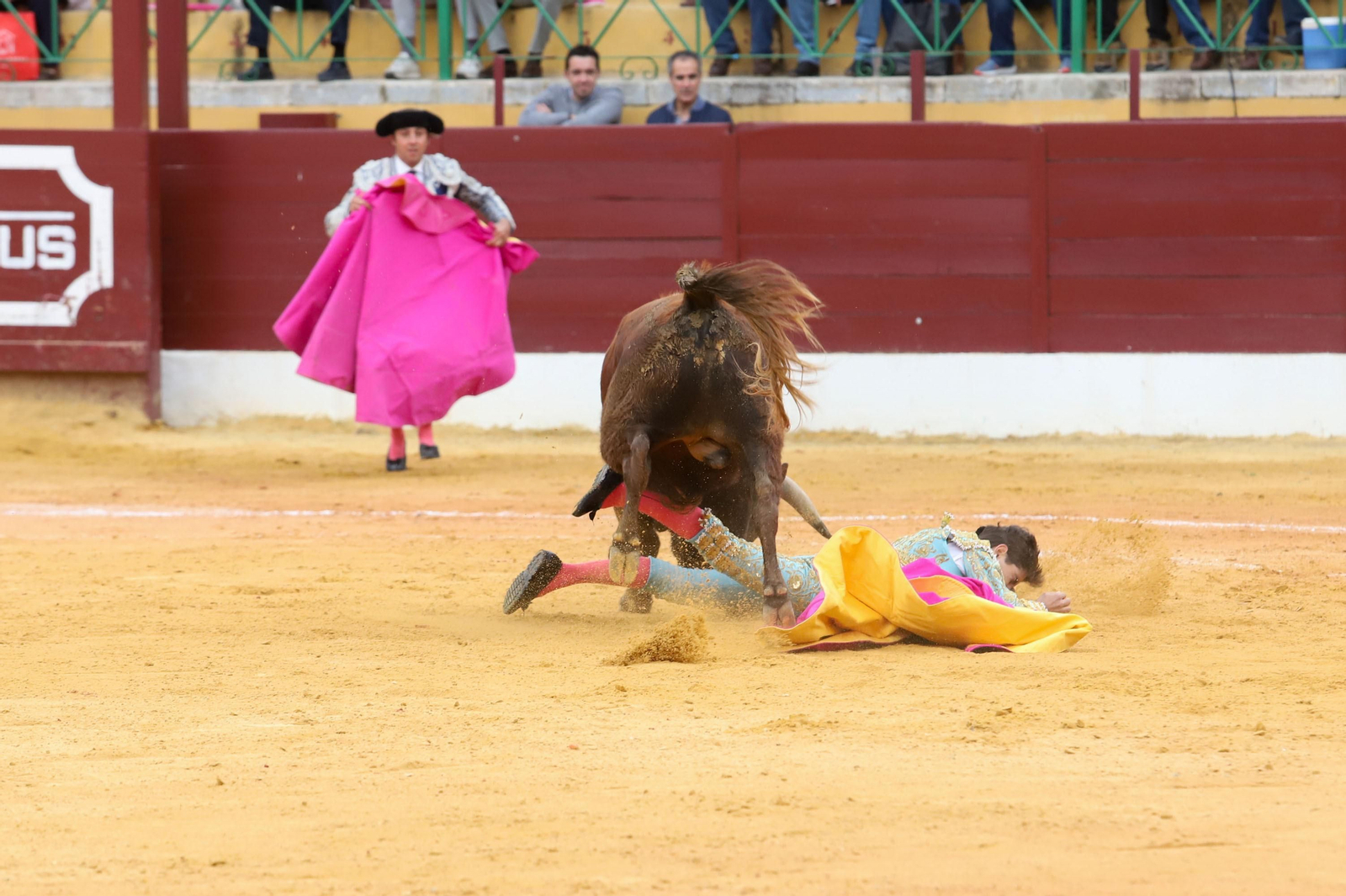 Imágenes de la novillada previa a la Semana Santa en la plaza de toros de La Línea