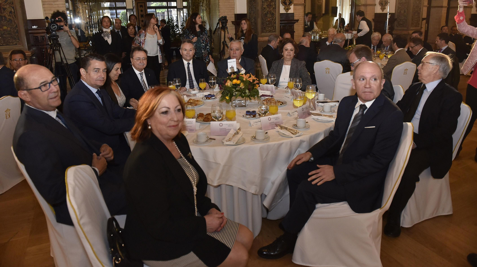 Las imágenes del Foro Joly con el presidente de Ceuta