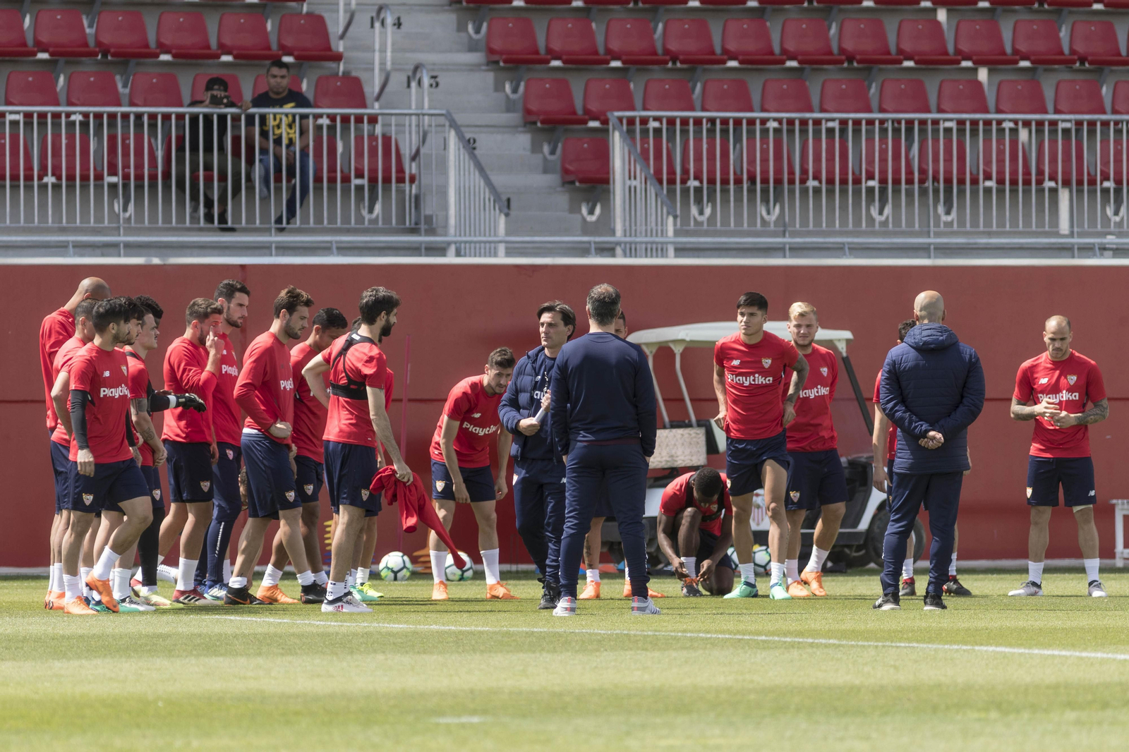 Vincenzo Montella, en el centro de la imagen, dirige el entrenamiento de los suyos antes de partir hacia Galicia.