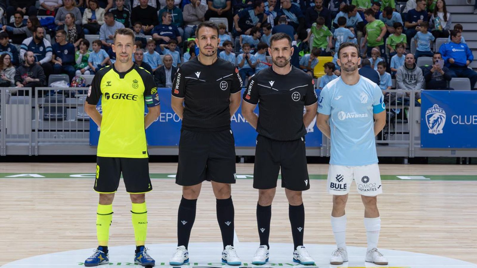 Los capitanes de ambos equipos con la pareja arbitral.