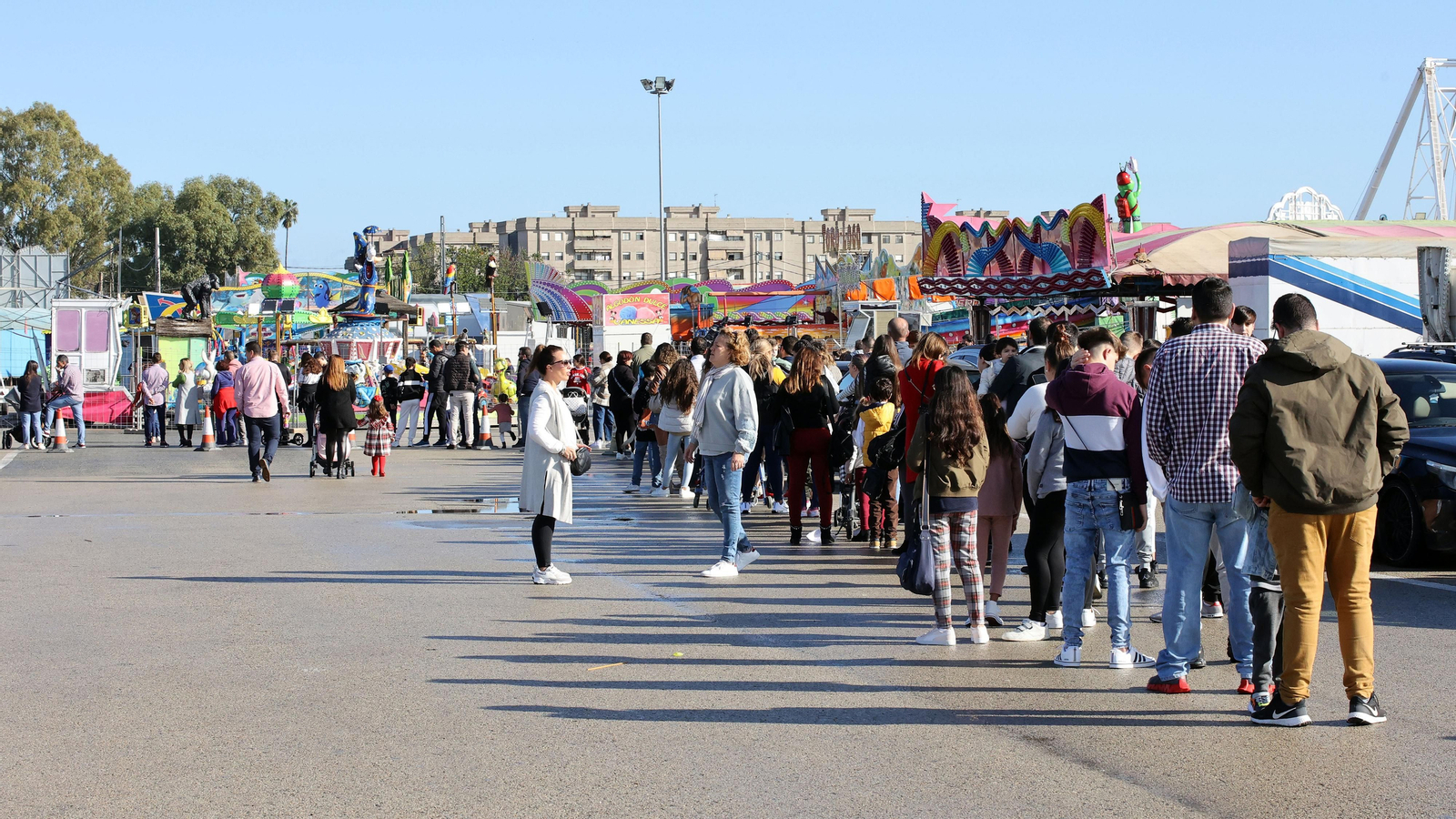 El parque de atracciones de Navidad junto a la Feria volvió a llenarse este sábado El parque de atracciones de Navidad junto a la Feria volvió a llenarse este sábado