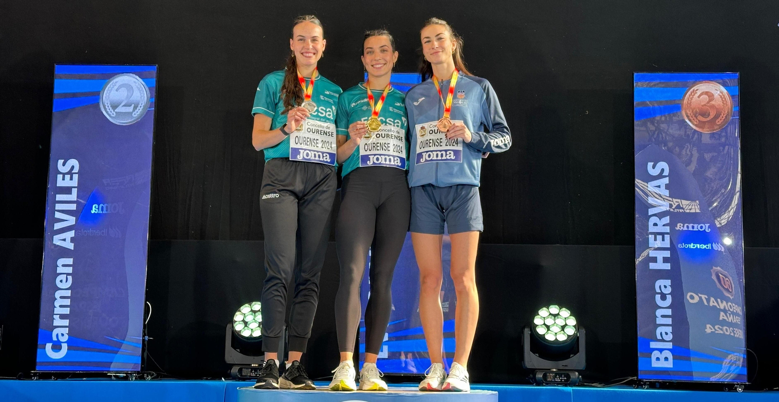 Carmen Avilés posa en el podio junto a Eva Santidrián y Blanca Hervás.