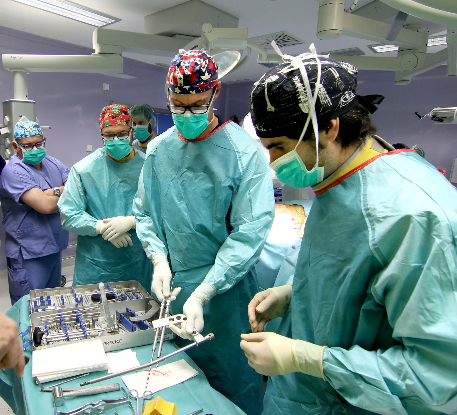Los profesionales sanitarios durante la intervención quirúrgica.