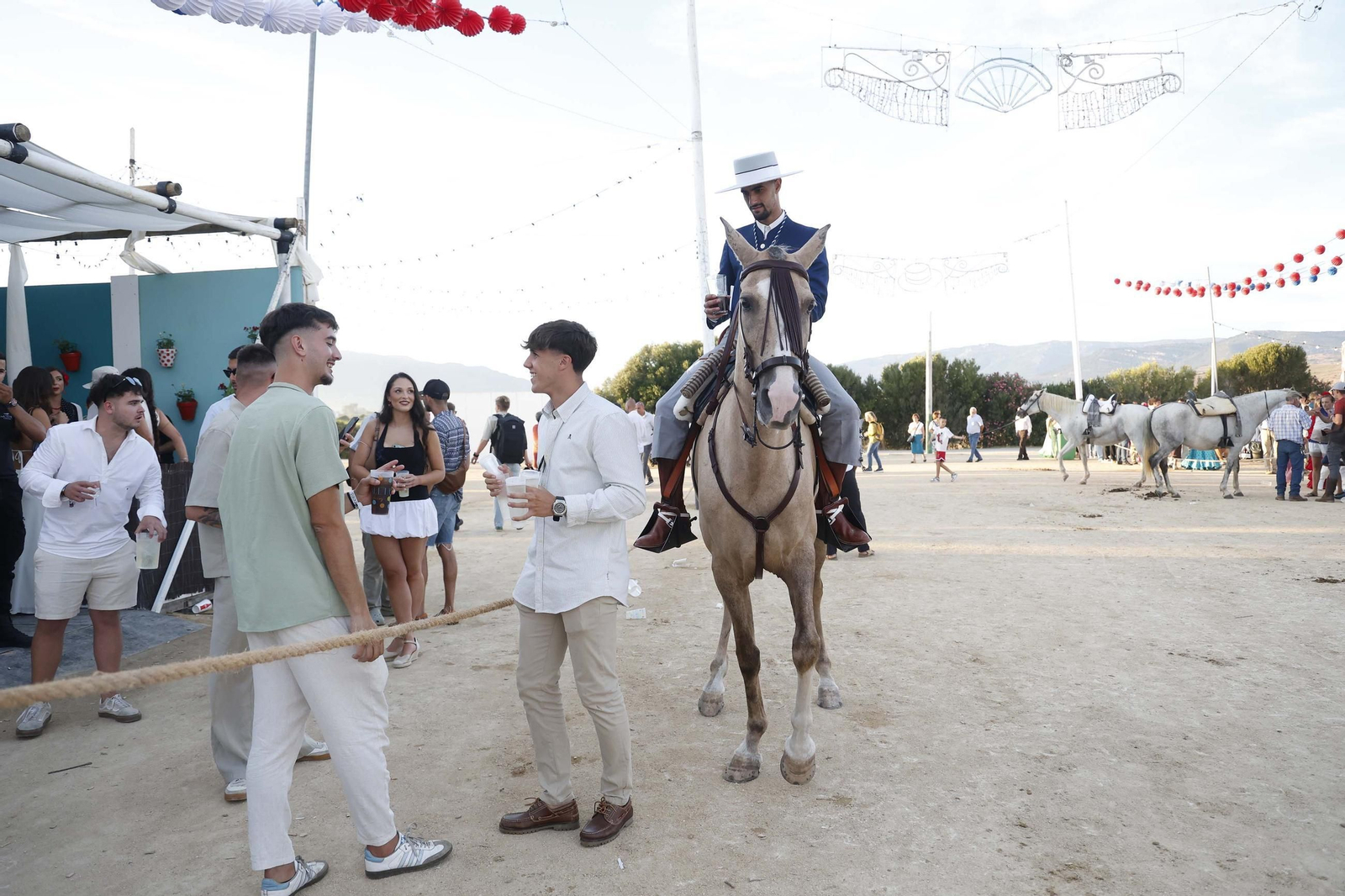 Búscate en las fotos del lunes en la Feria de Tarifa 2025