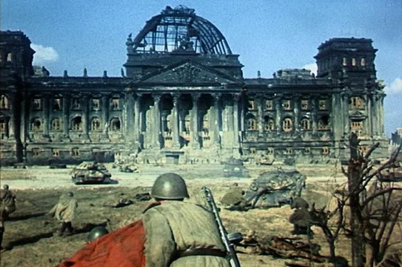 Imagen coloreada del año 1945 en Berlín, con el Reichstag casi completamente destruido.