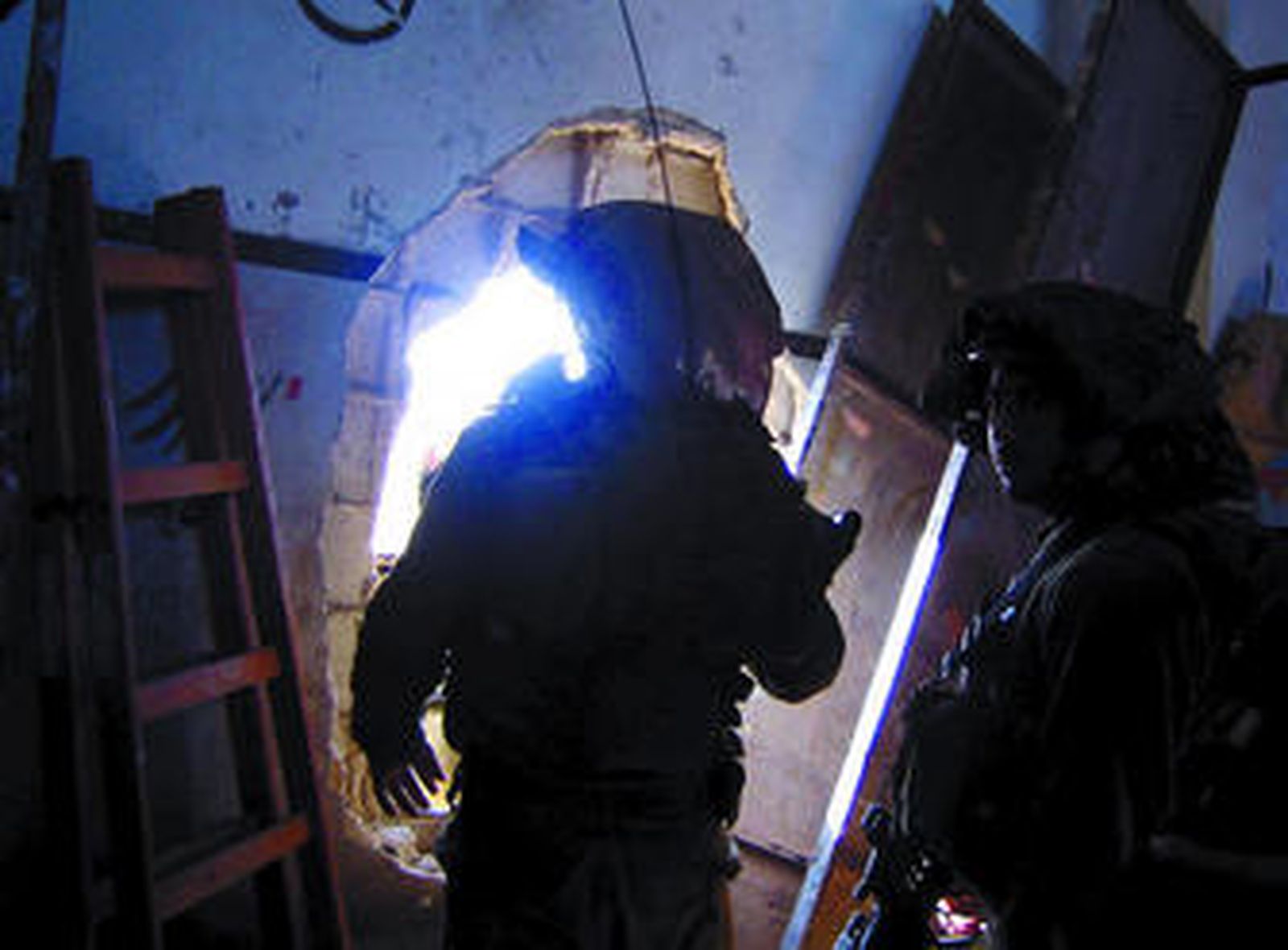 Un soldado busca en una casa de Gaza en una imagen proporcionada por el Ejército israelí.