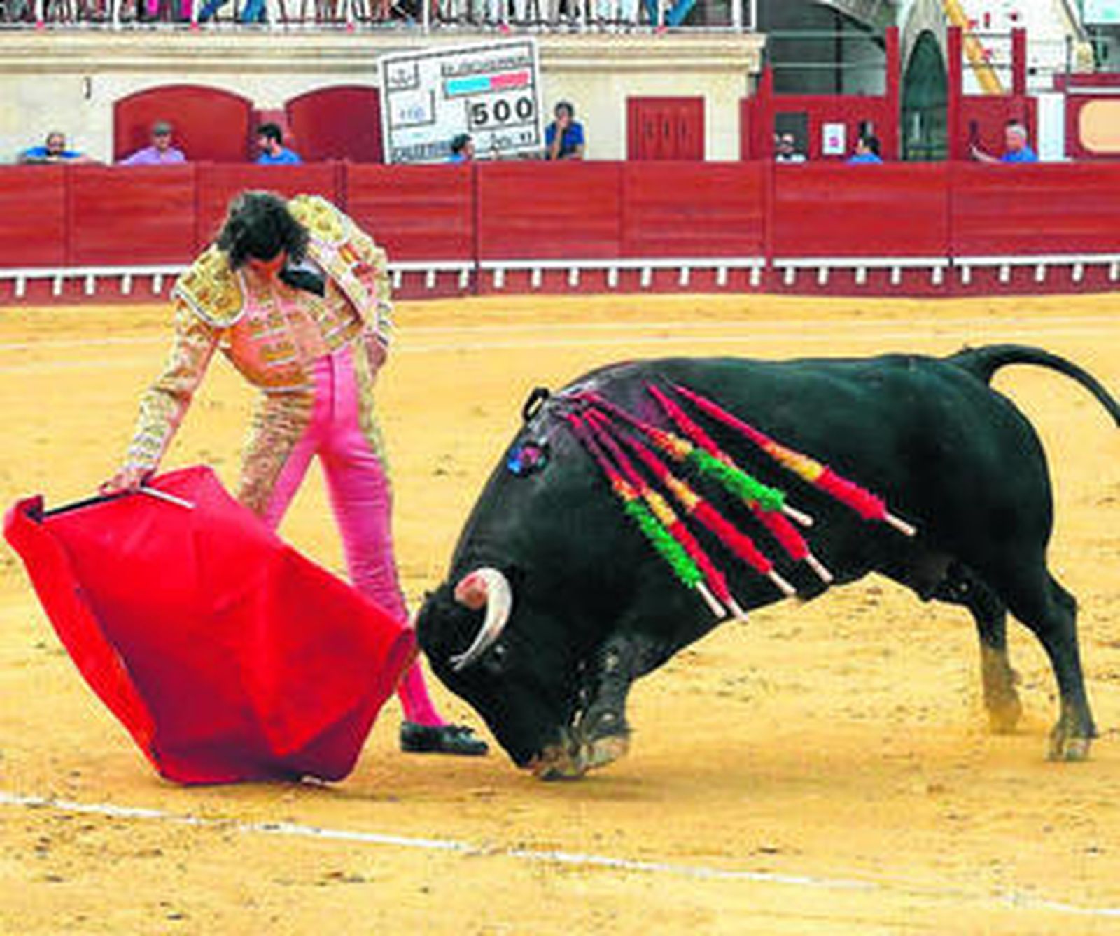 Leonardo Hernández, justo triunfador de la corrida nocturna de rejones con los toros de Benítez Cubero.