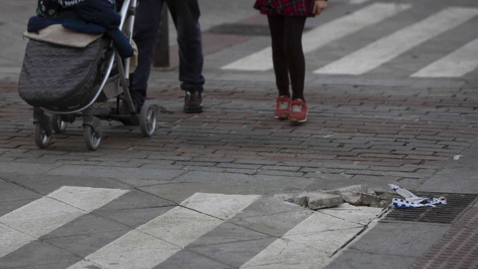 Pavimento roto en Los Remedios.