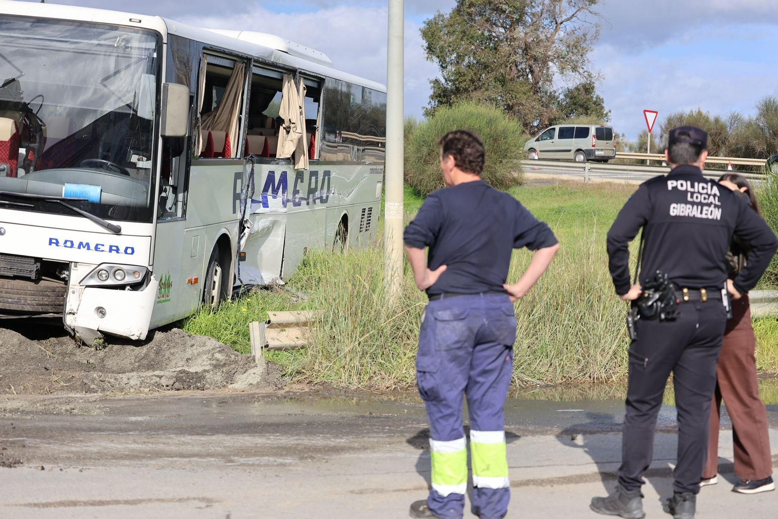 El accidente entre un autobús escolar y un camión en Gibraleón este jueves en imágenes