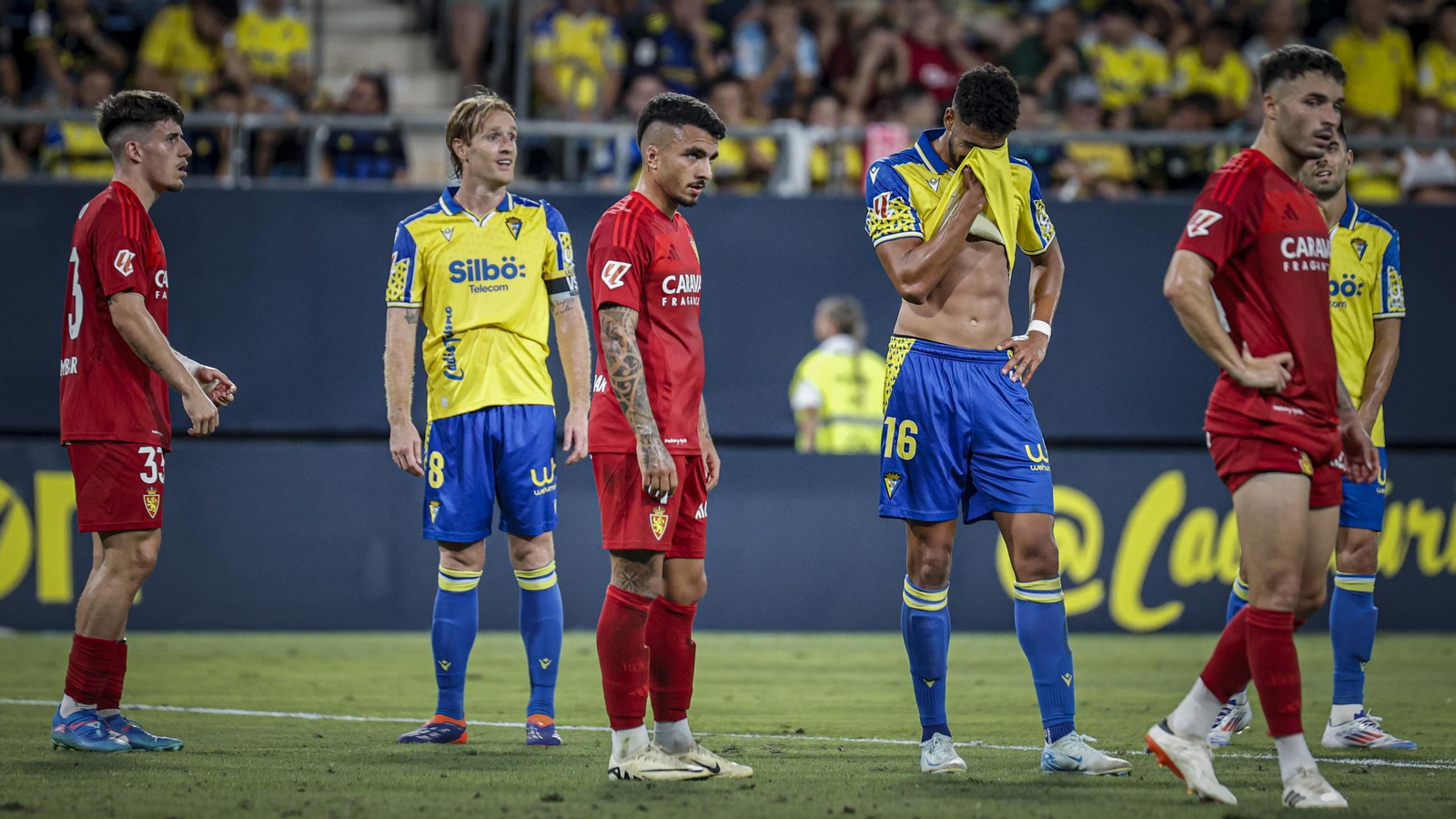 Búscate entre las fotos del partido de fútbol entre Cádiz CF y Real Zaragoza