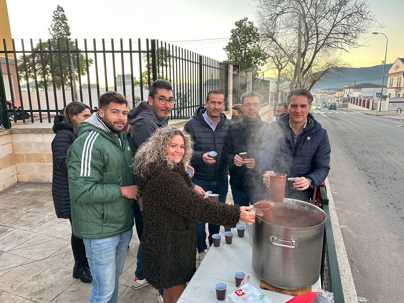 El Ayuntamiento ofreció una chocolatada en apoyo de las protestas