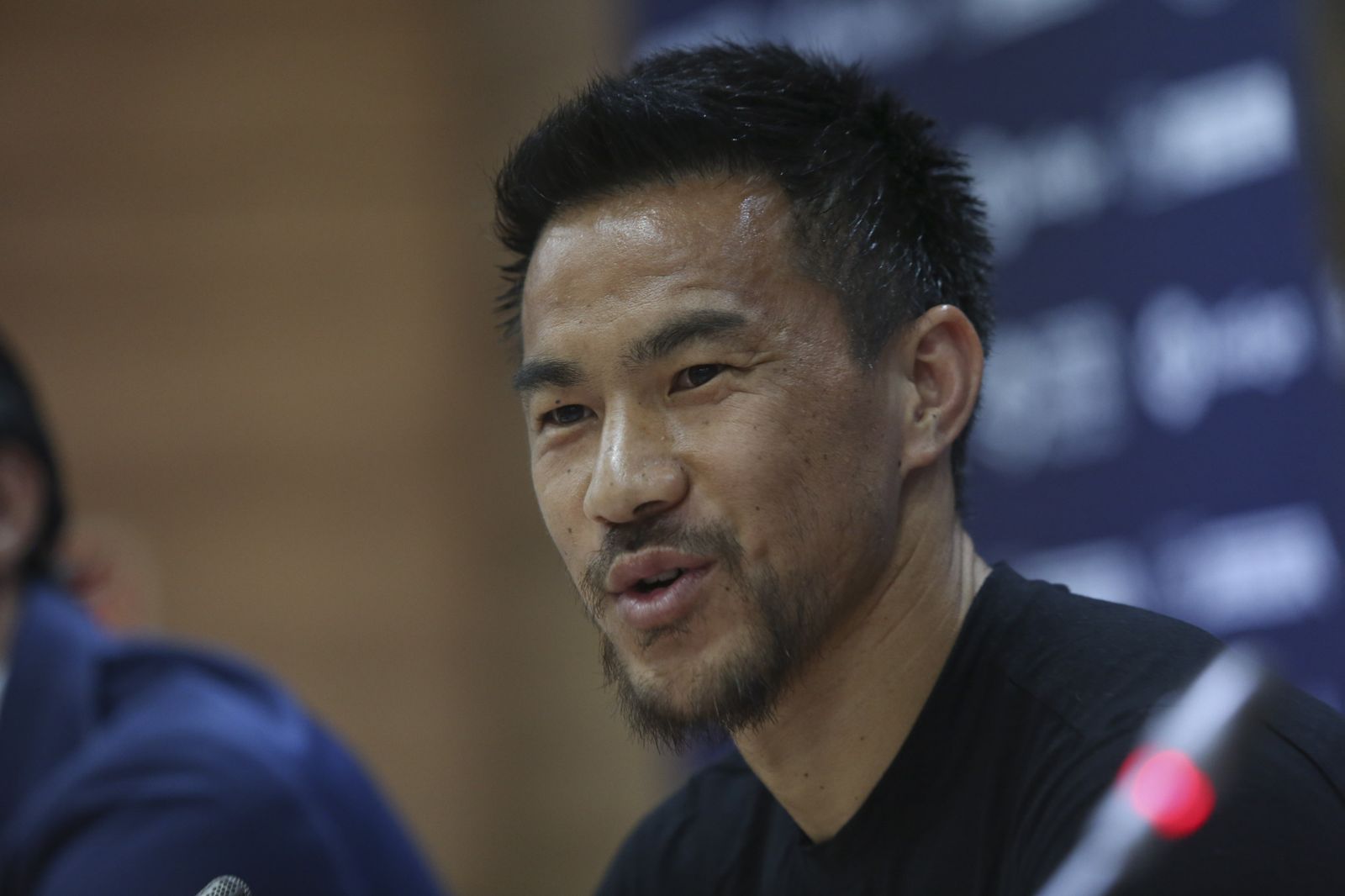 Las fotos de la presentación de Okazaki con el Málaga CF