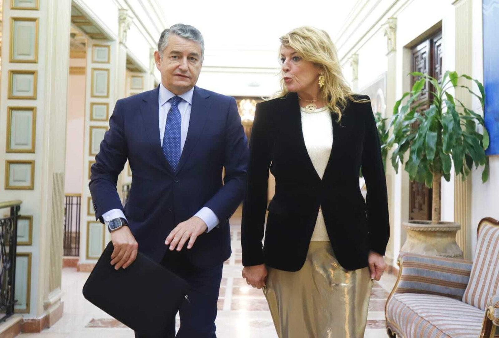 El consejero Antonio Sanz conversa con la alcaldesa de Huelva, Pilar Miranda El consejero Antonio Sanz conversa con la alcaldesa de Huelva, Pilar Miranda