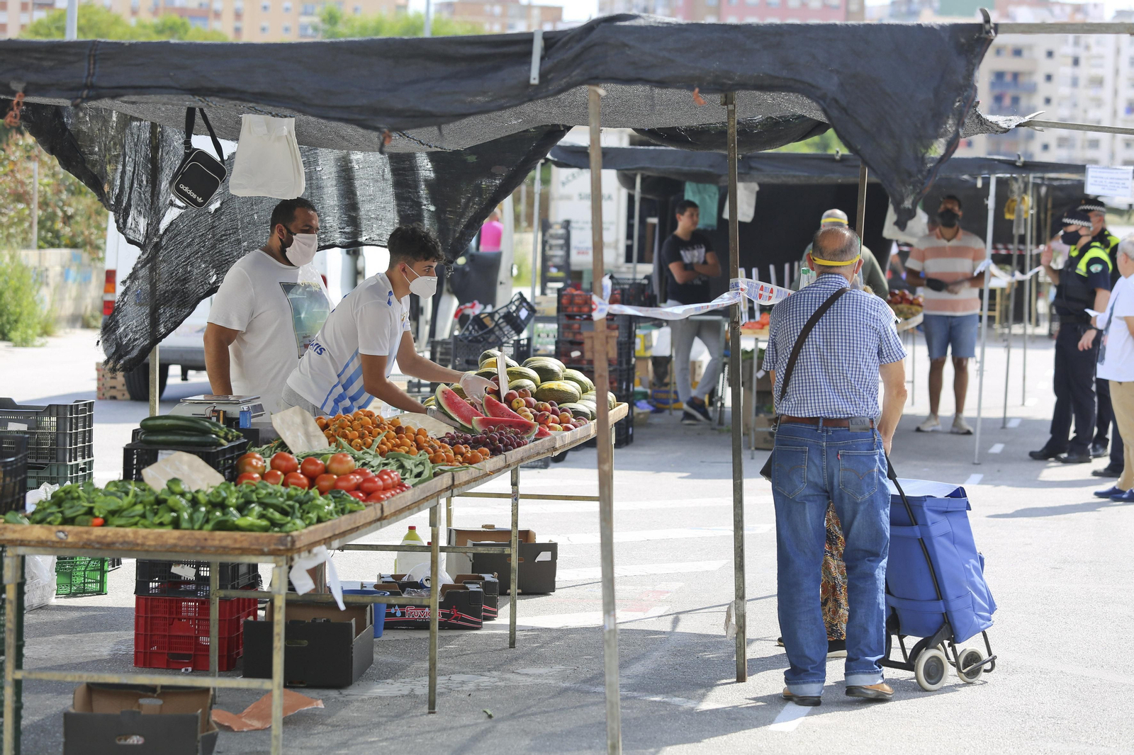 Las fotos del mercadillo de Huelin, en Málaga, en su primer día de desescalada