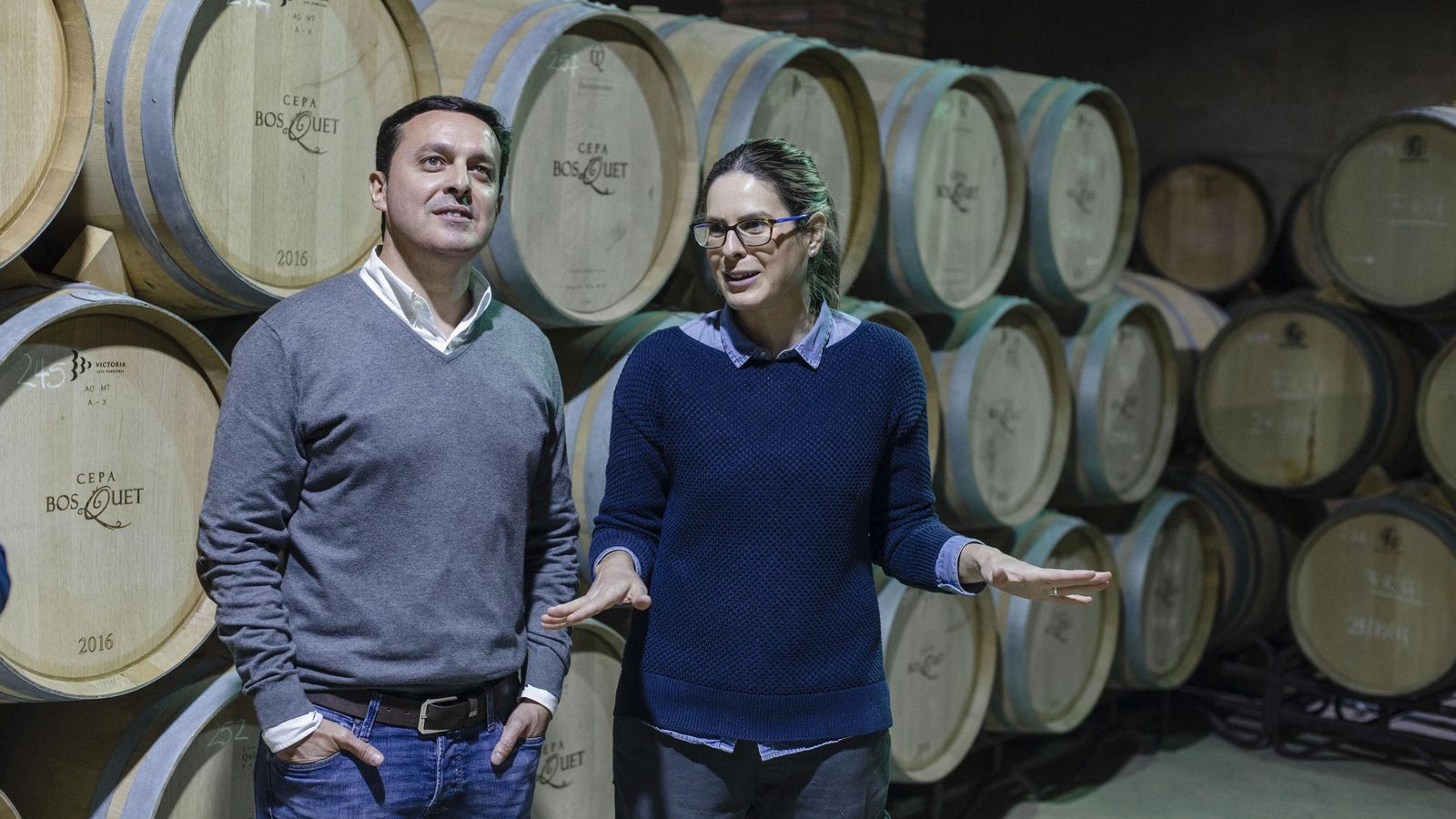 Javier Aureliano García, durante su visita a Cepa Bosquet, con Virginia Bosquet.