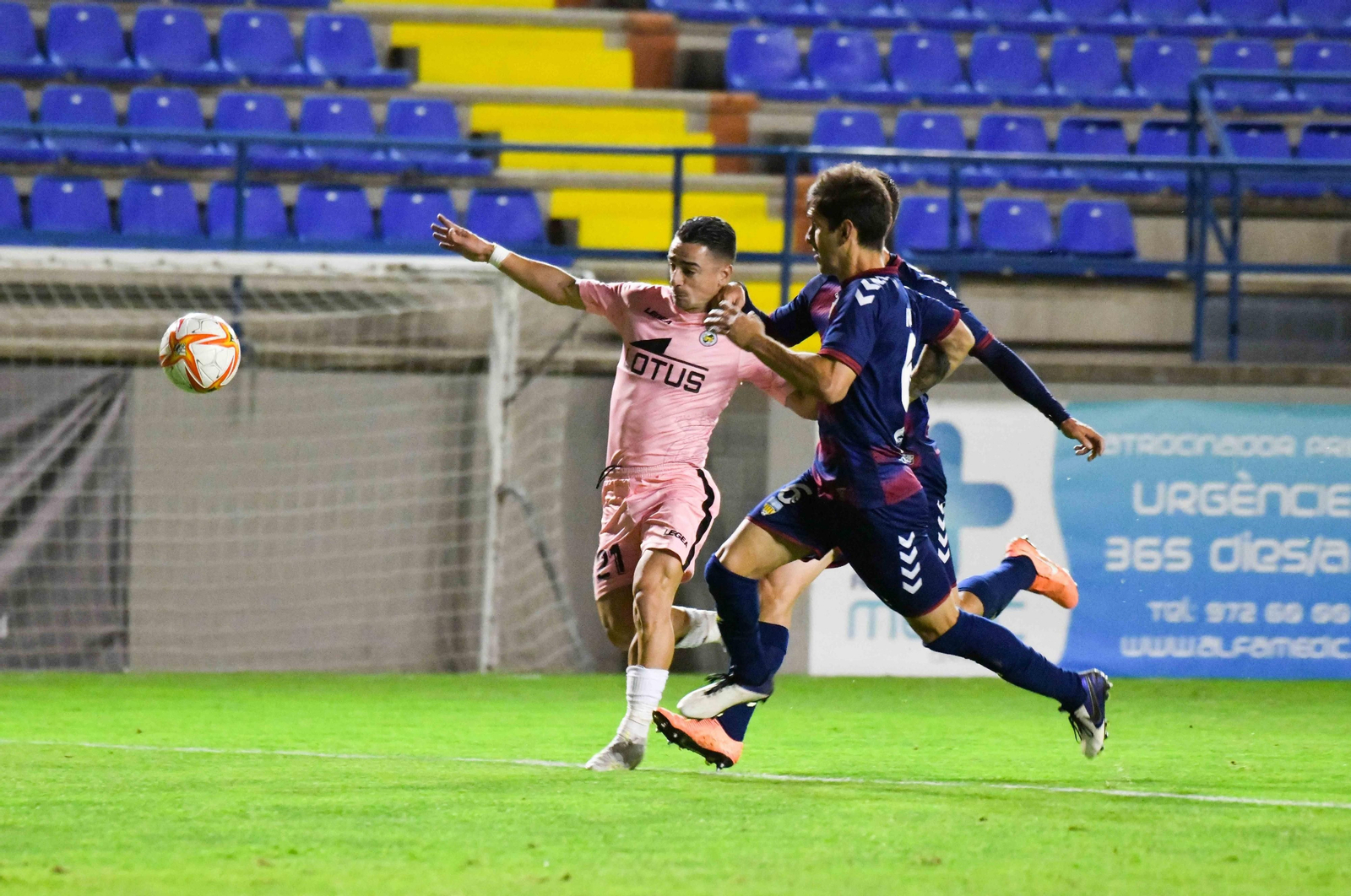 Dorrio pugna con dos adversarios en el Llagostera-Balona