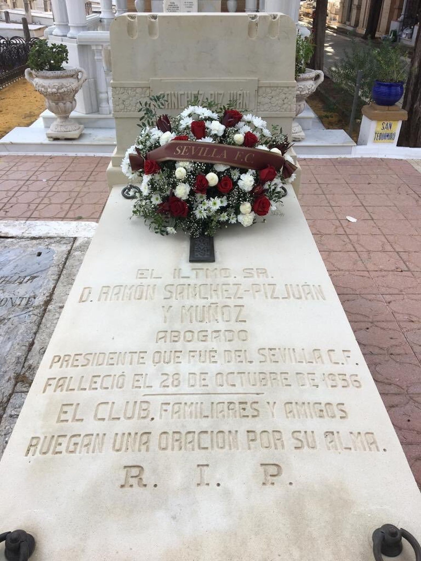 Centro de flores sobre la tumba de Ramón Sánchez-Pizjuán.