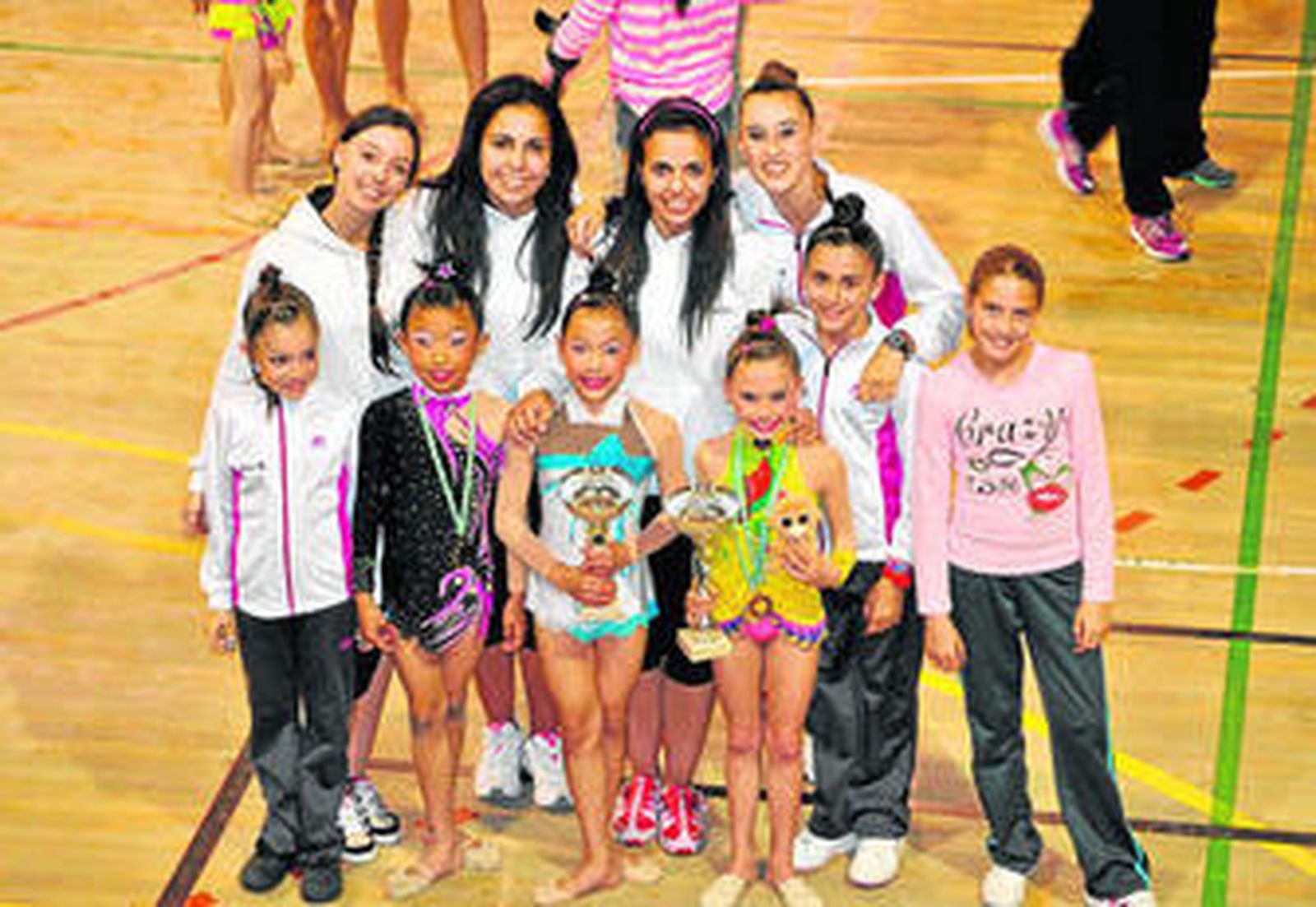 El equipo de gimnastas de San Fernando con sus monitoras que se proclamaron campeonas de Andalucía.