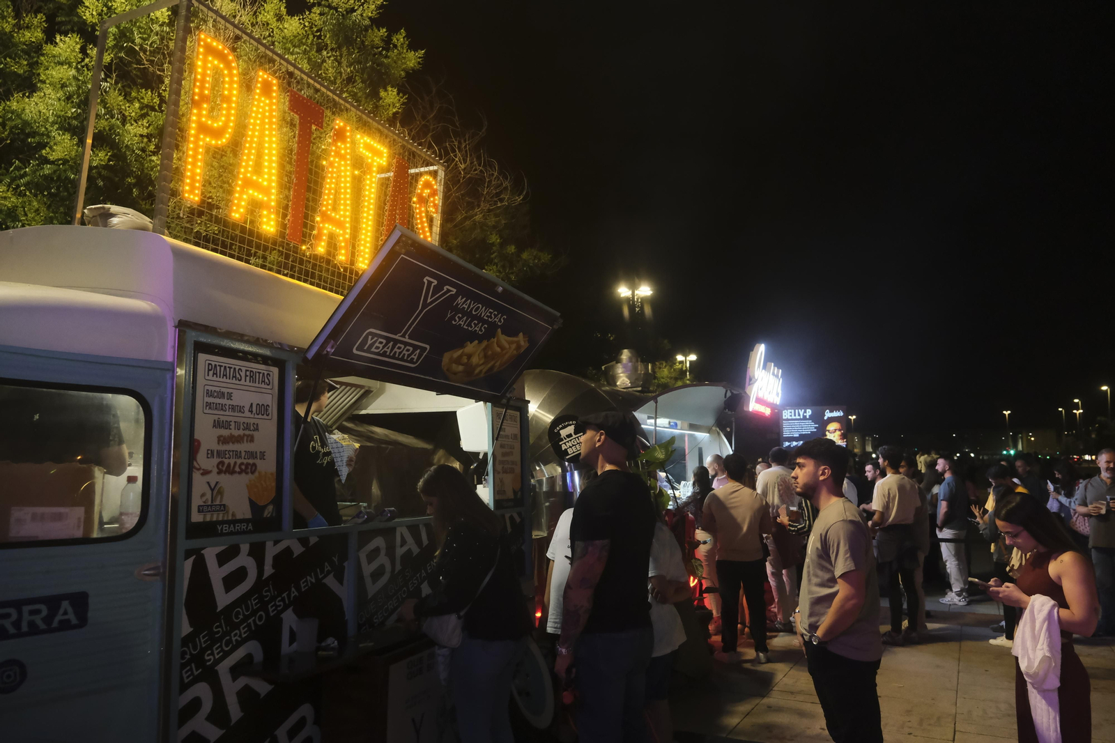 Neón y brasas en El Vial: el lleno absoluto de The Champions Burger en Córdoba Neón y brasas en El Vial: el lleno absoluto de The Champions Burger en Córdoba