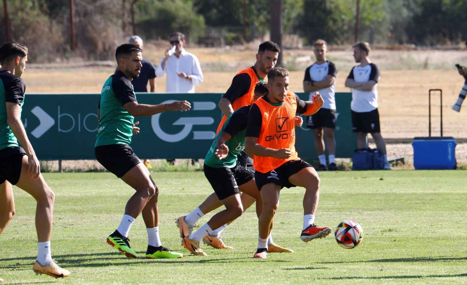 Isma Ruiz controla el balón ante la presencia de Recio, Sala y Albarrán. Isma Ruiz controla el balón ante la presencia de Recio, Sala y Albarrán.
