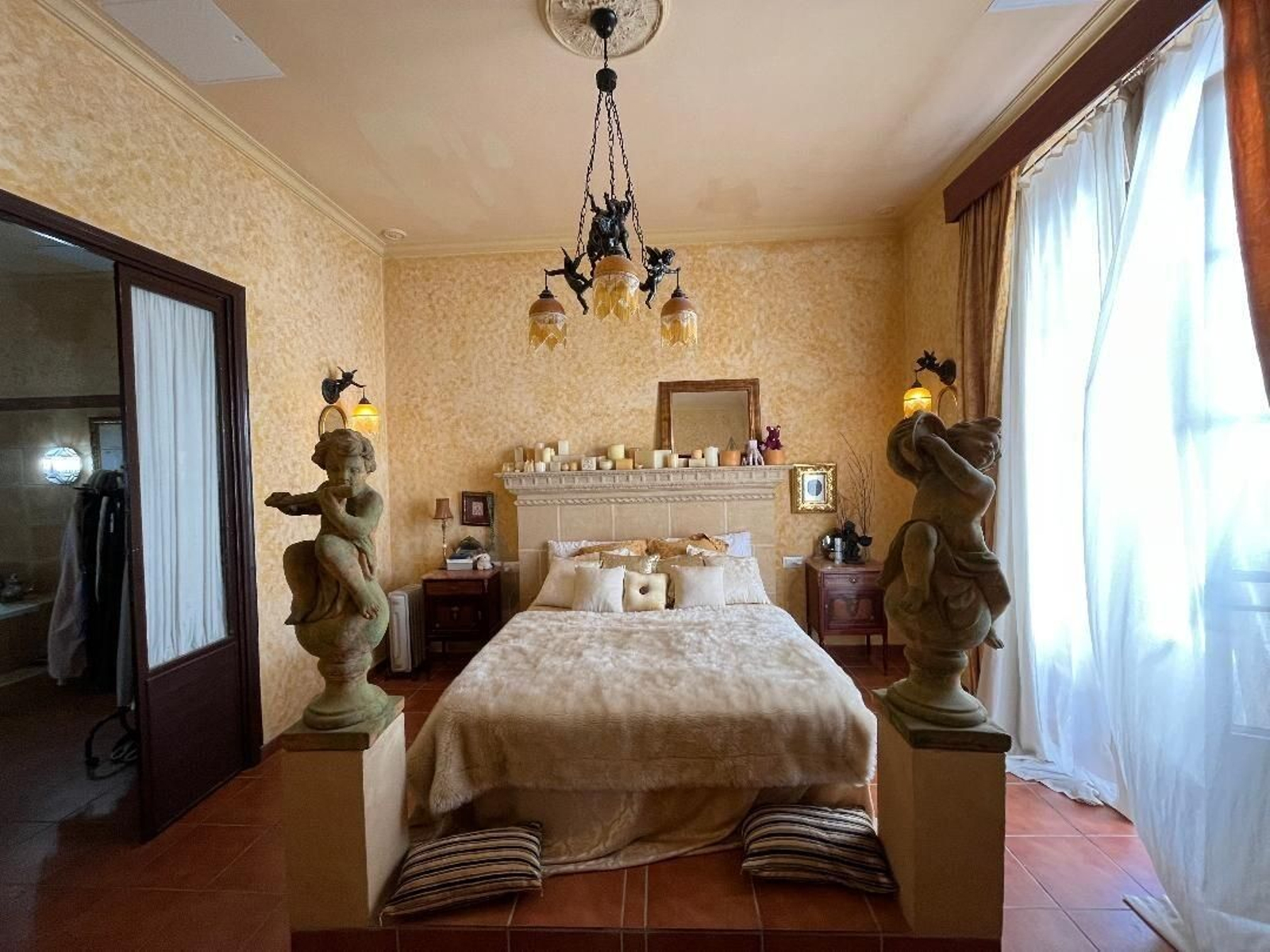 La curiosa casa de David Calleja, el concejal influencer de El Puerto, desde dentro: detalles kitsch y cofrades en cada rincón