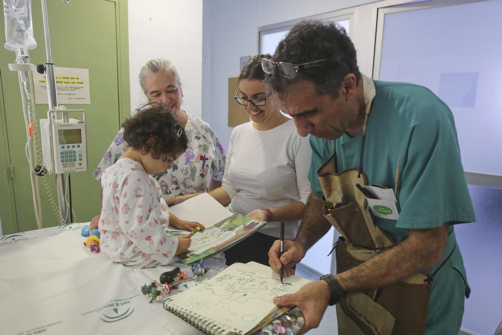 'Neno Herrera' hace un dibujo a Rocío delante de su madre y su enfermera.