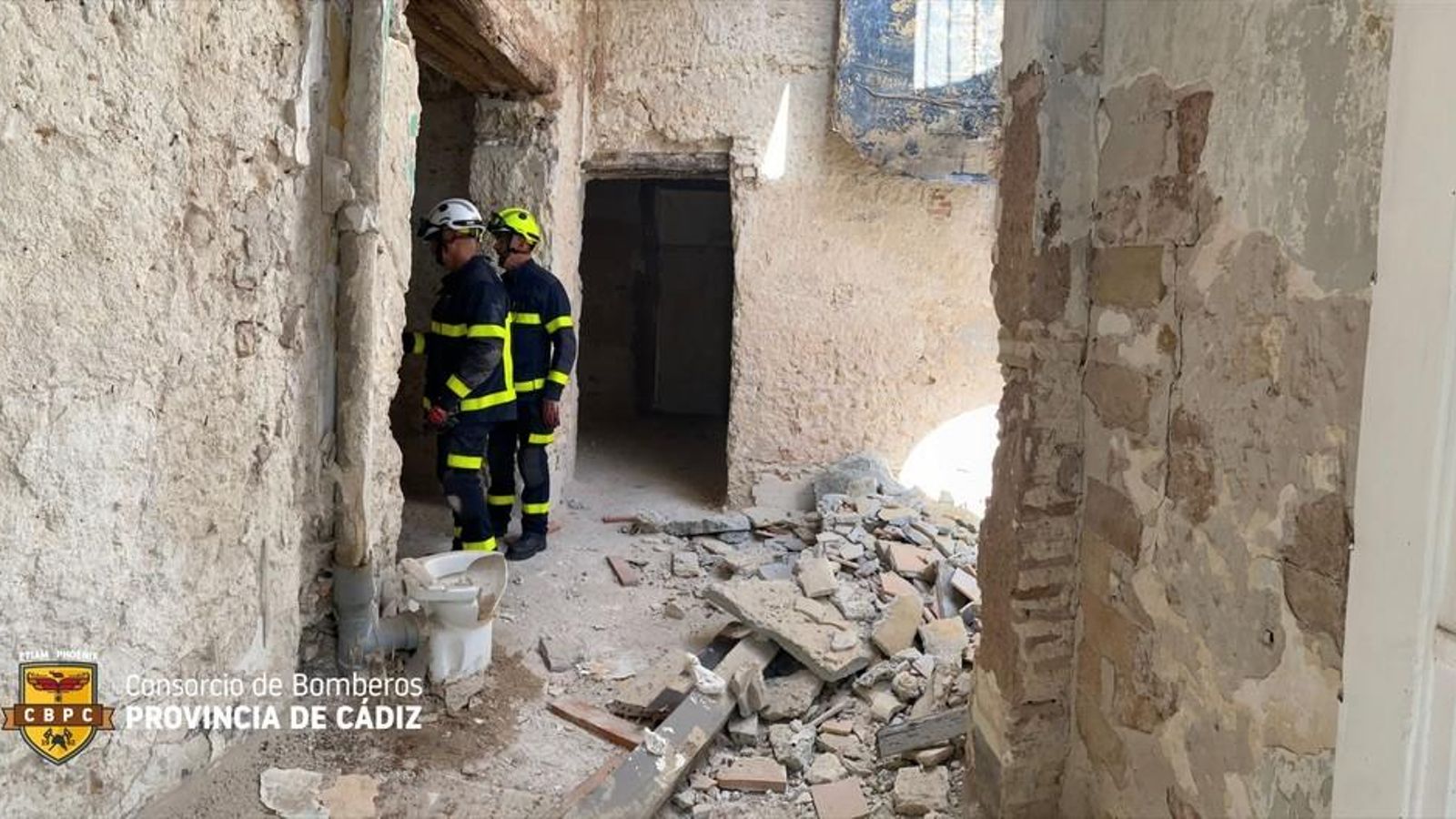 Dos bomberos, entre los escombros que dejó el desplome del techo. Dos bomberos, entre los escombros que dejó el desplome del techo.