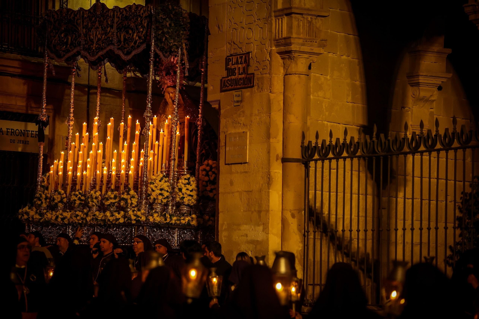 Madrugada del Viernes Santo en Jerez: imágenes de la Noche de Jesús
