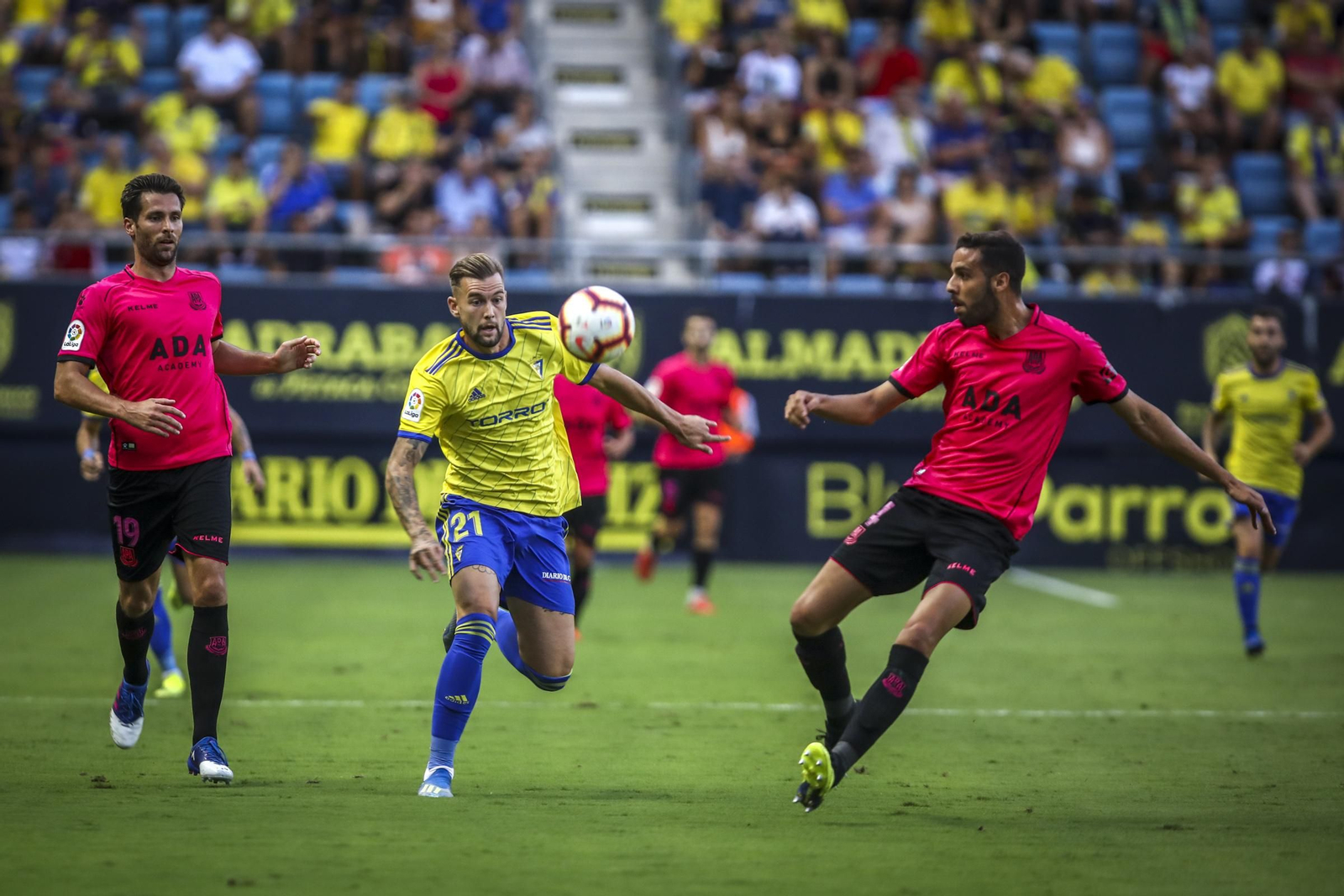Carrillo corre en busca del balón en una acción del partido contra el conjunto madrileño.