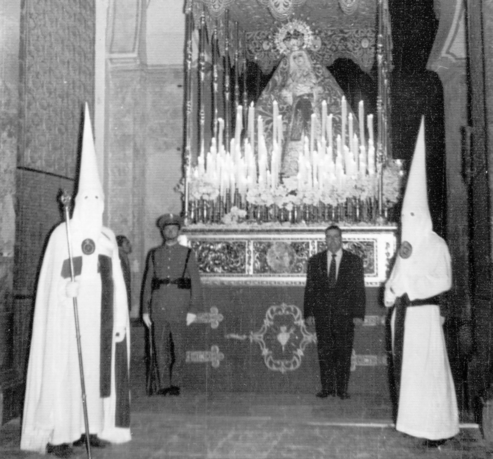 Antonio Sáez, en la puerta del Perdón, en 1960.