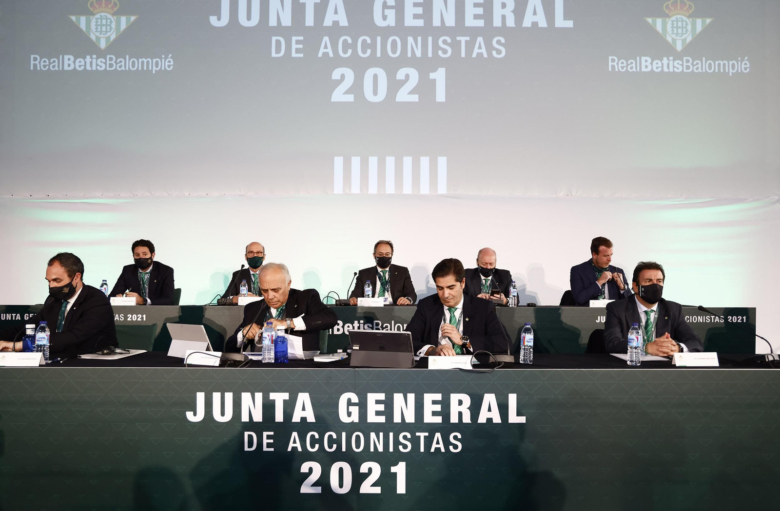 Imagen del consejo del Betis en la Junta General de 2021.