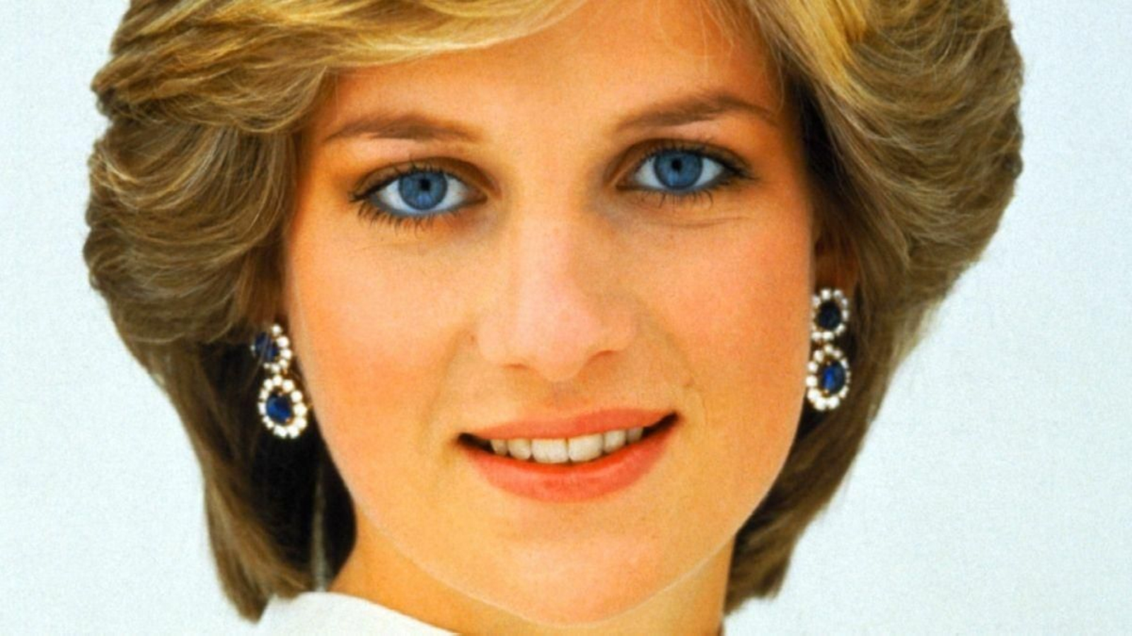 Bello primer plano de la princesa Diana de Gales, esposa de Carlos de Inglaterra y desaparecida trágicamente a los 36 años de edad.
