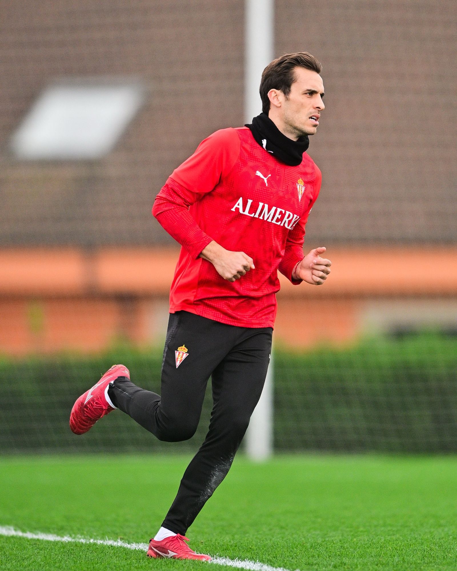 Brian Oliván en un entrenamiento del Sporting.