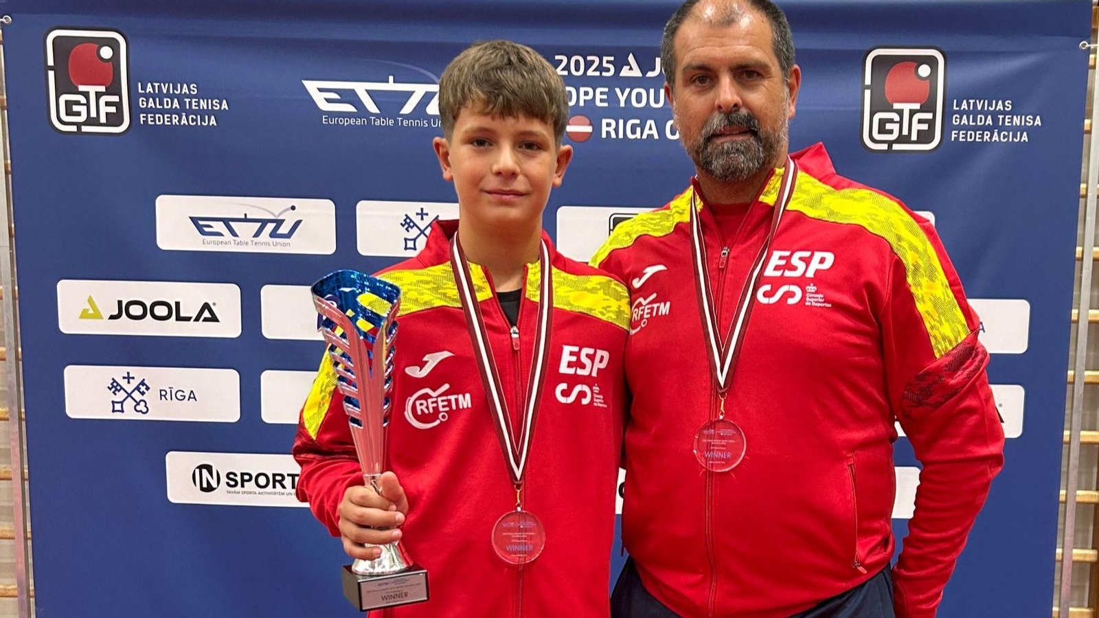 Javier Galán Jr. y su padre, Javier Galán, orgullosos con las medallas de oro y plata logradas en Riga.