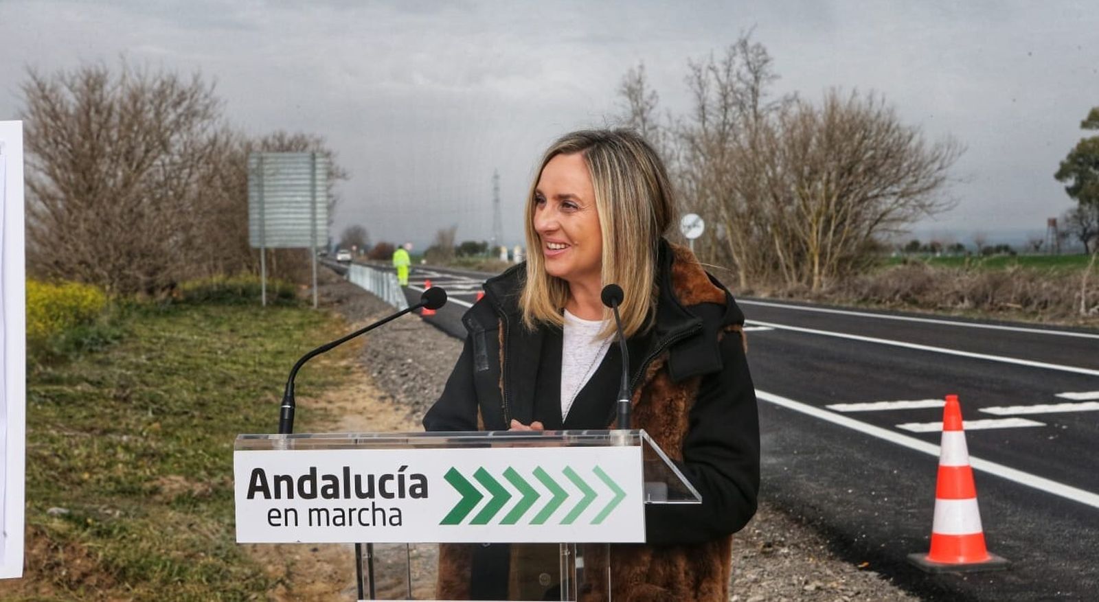 La consejera Marifrán Carazo en la carretera de la base de Morón reparada.