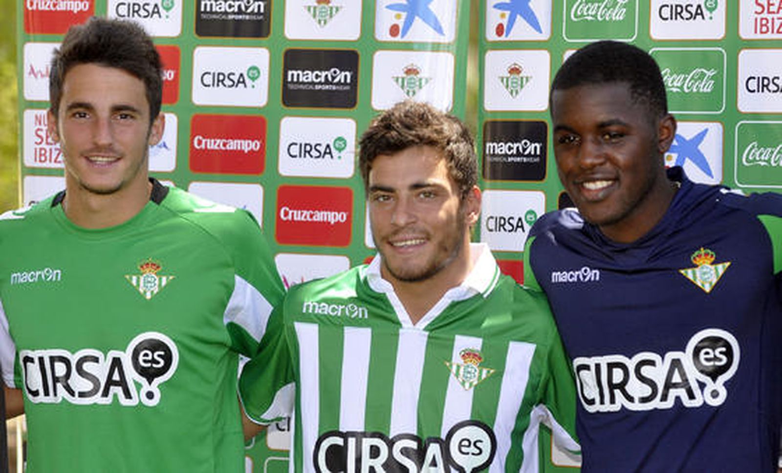 Los tres futbolistas en su presentación oficial como nuevos jugadores del conjunto verdiblanco.

Foto: Manuel Gomez