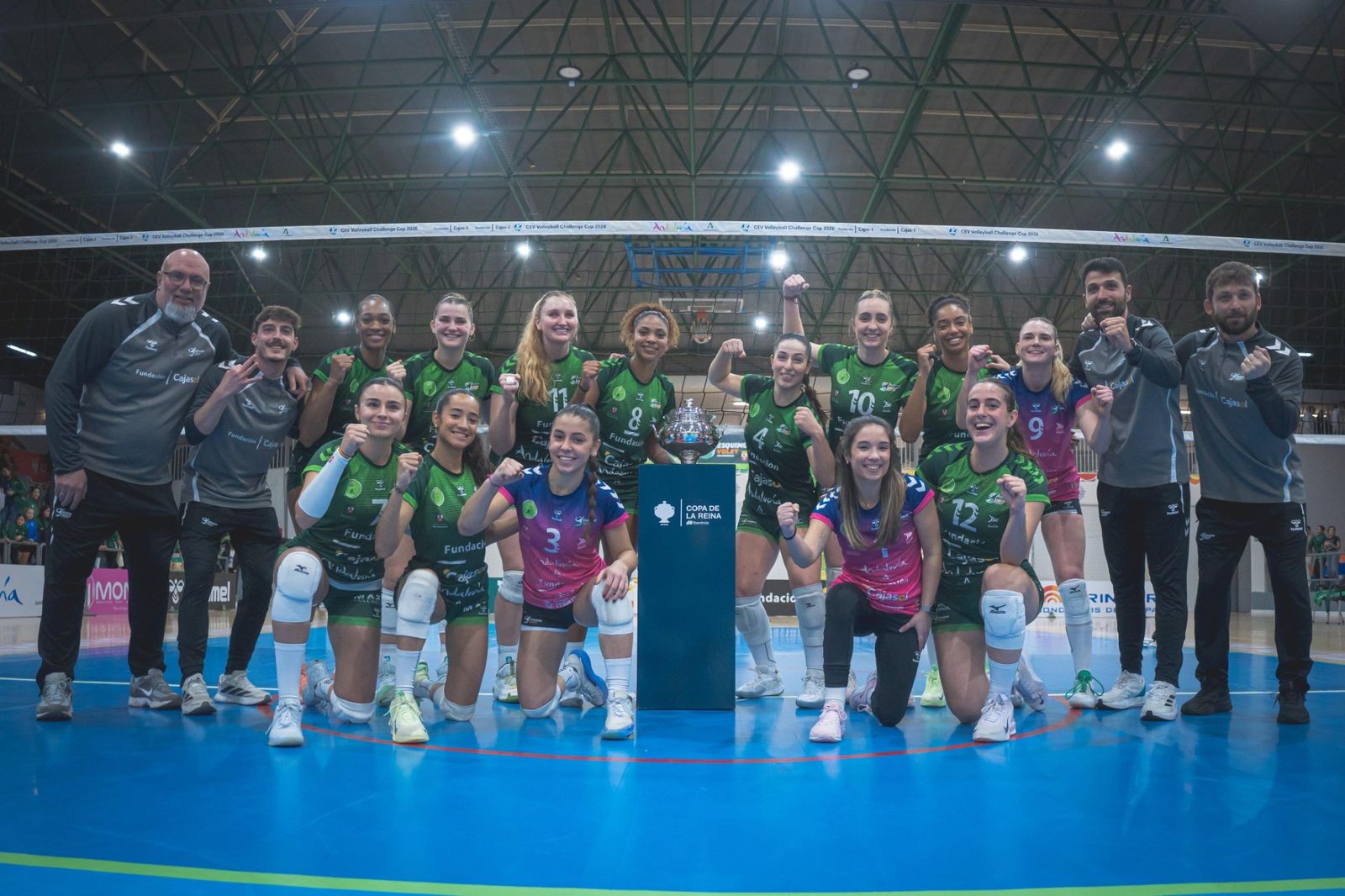 El Fundación Cajasol Andalucía posa con la Copa en su primer partido en casa tras conquistarla en Canarias.
