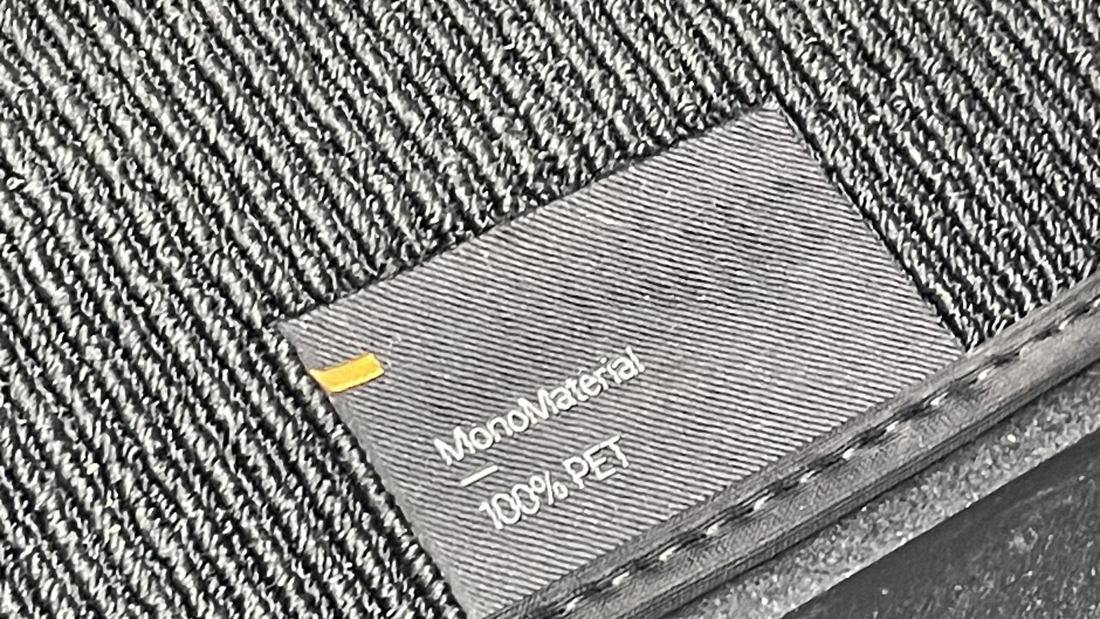 Algunas de los textiles, como es el caso de las alfombrillas, están compuestos por PET y usando únicamente este material para hacer más fácil su reciclado posterior. Algunas de los textiles, como es el caso de las alfombrillas, están compuestos por PET y usando únicamente este material para hacer más fácil su reciclado posterior.