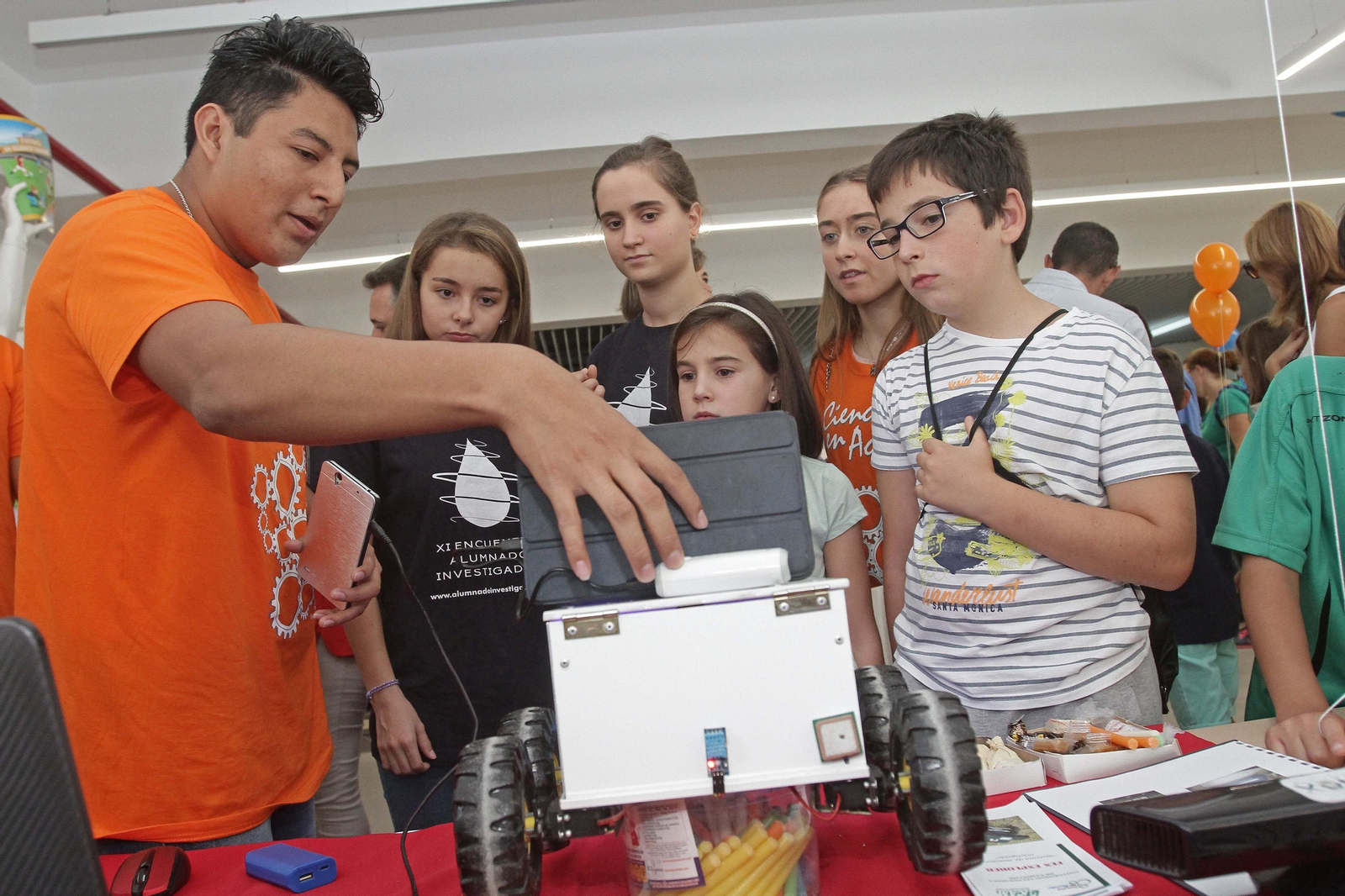 Un de los participantes de Ciencia en Acción, en Algeciras, presentando su proyecto.