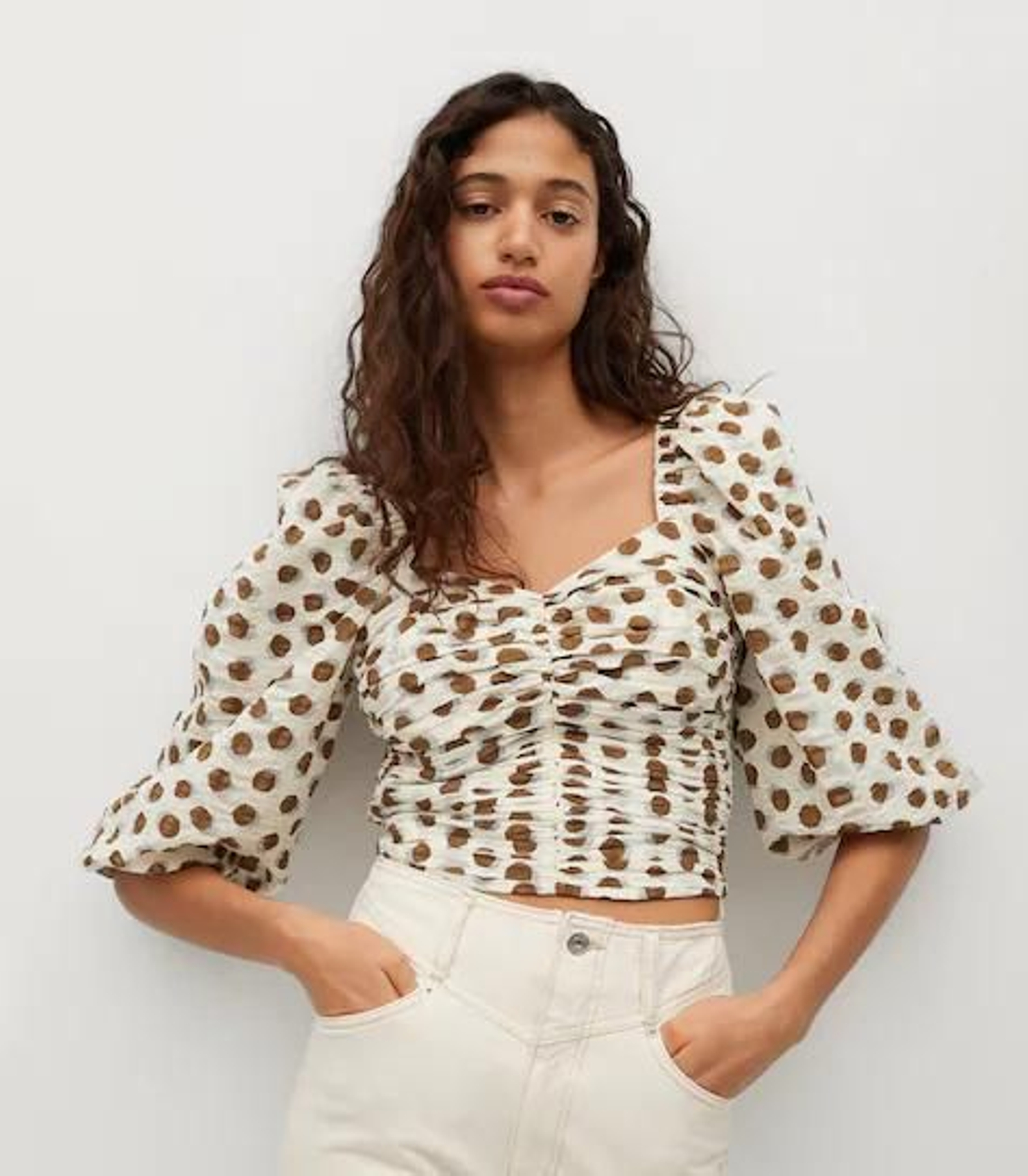 La blusa fruncida con lunares de Mango.