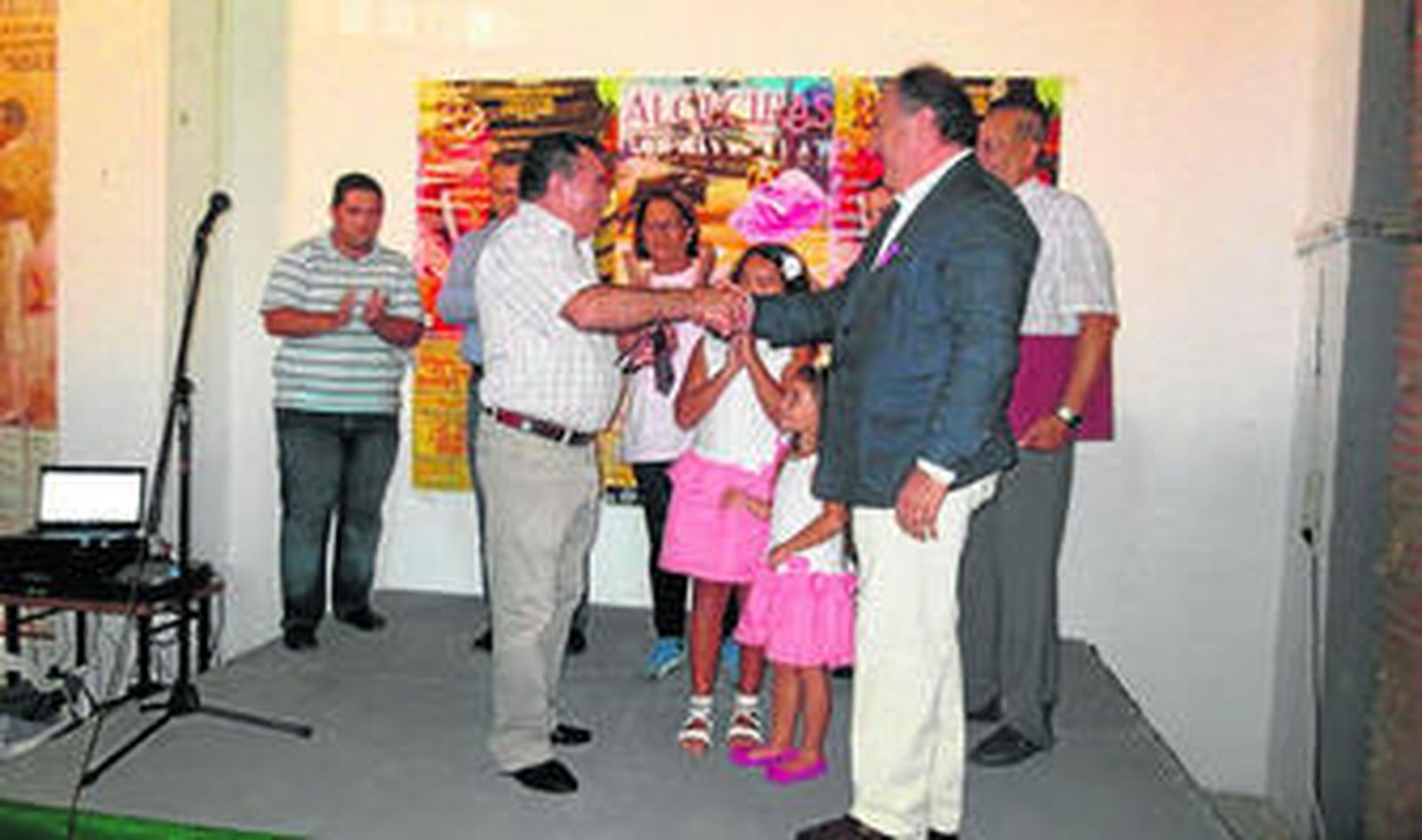 Landaluce entrega el galardón a Ákvarez.