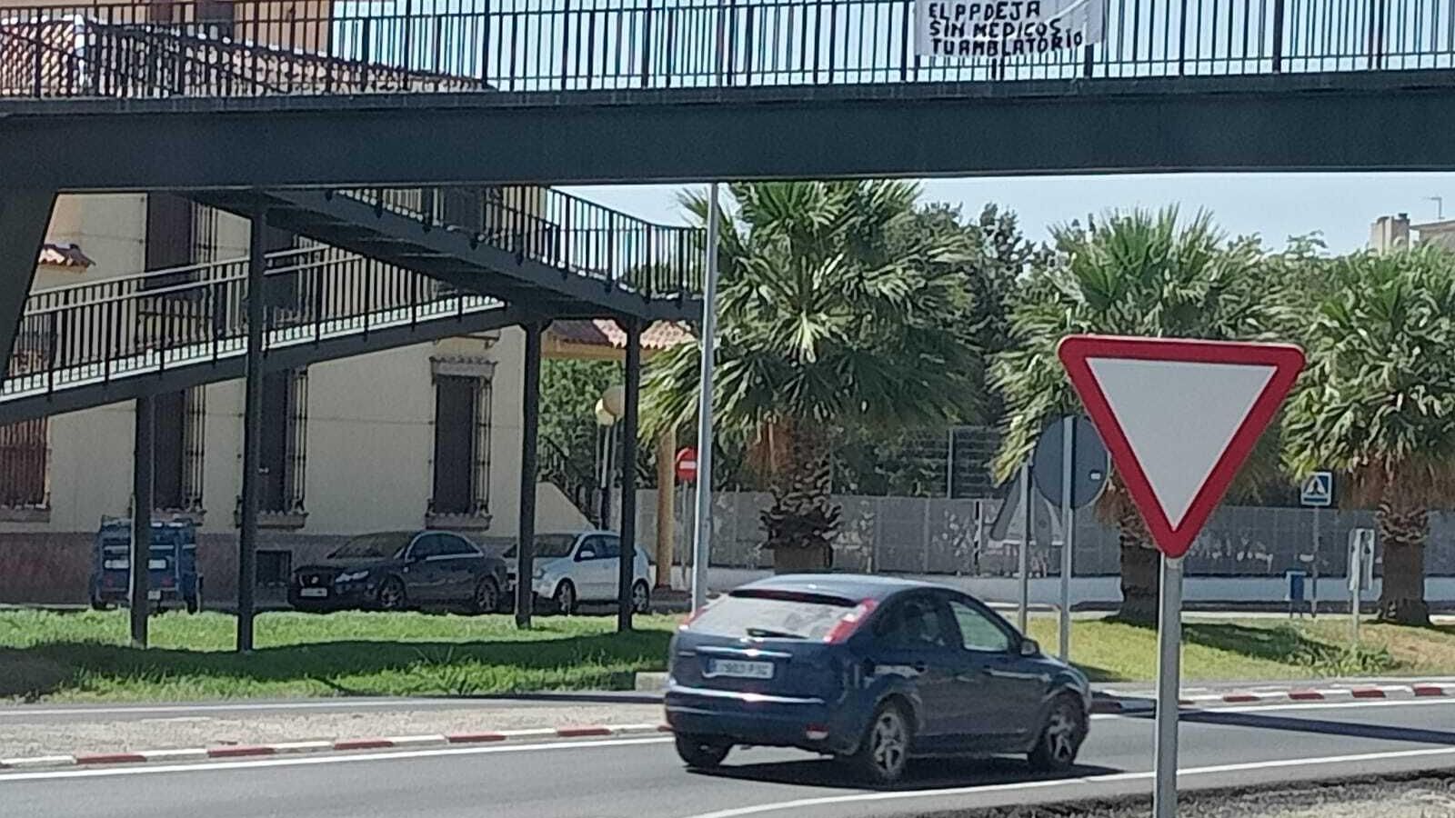 Un cartel denuncia la falta de médicos en la vía pública en La Algaba.