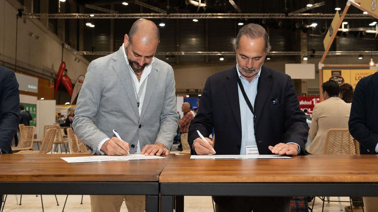 Firma del acuerdo entre Carrefour y Be Nature.