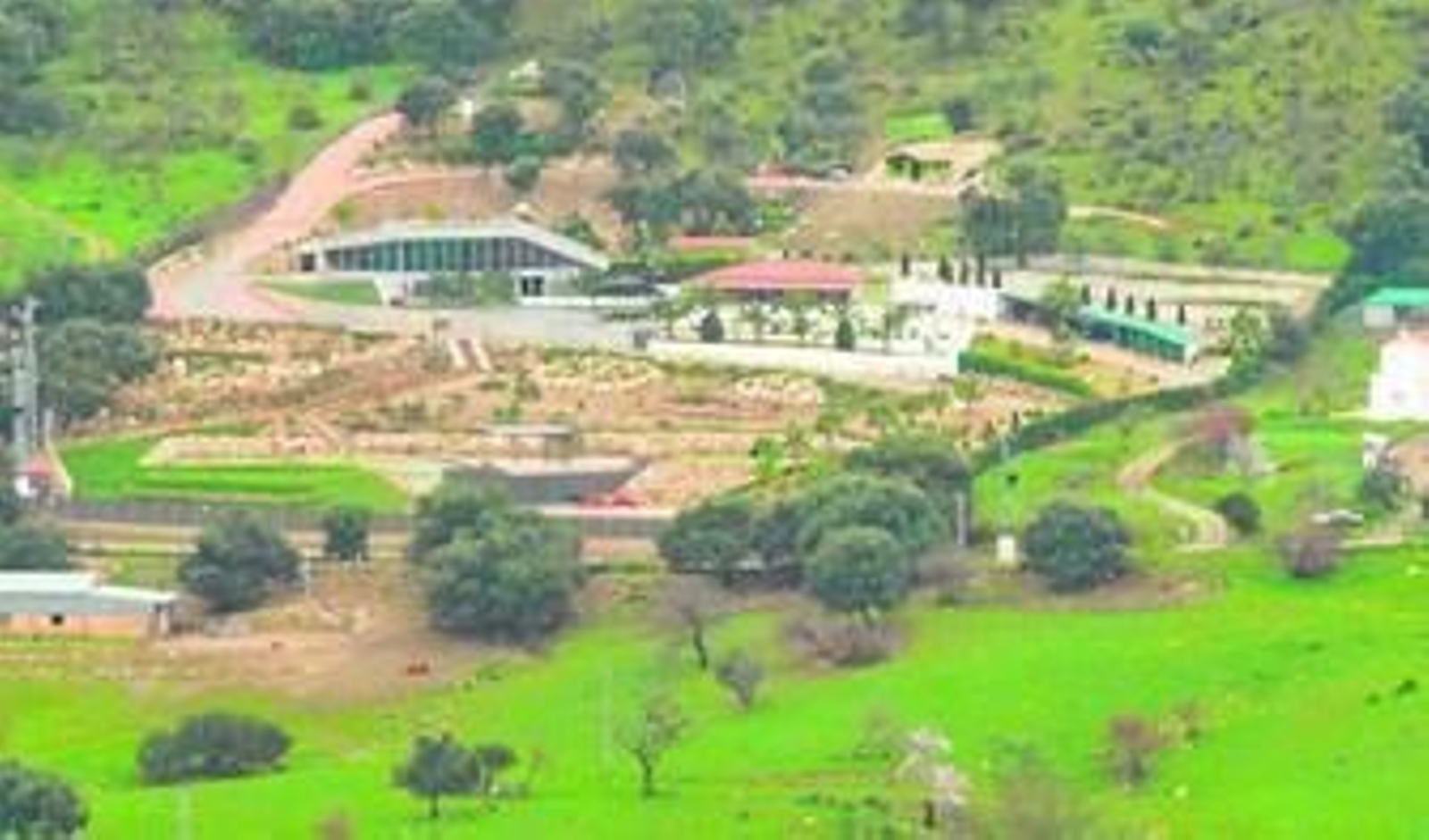 Edificaciones ubicadas en Cerro Mulera, en Ubrique, que el empresario José Luis López proyecta convertir en un hotel rural.