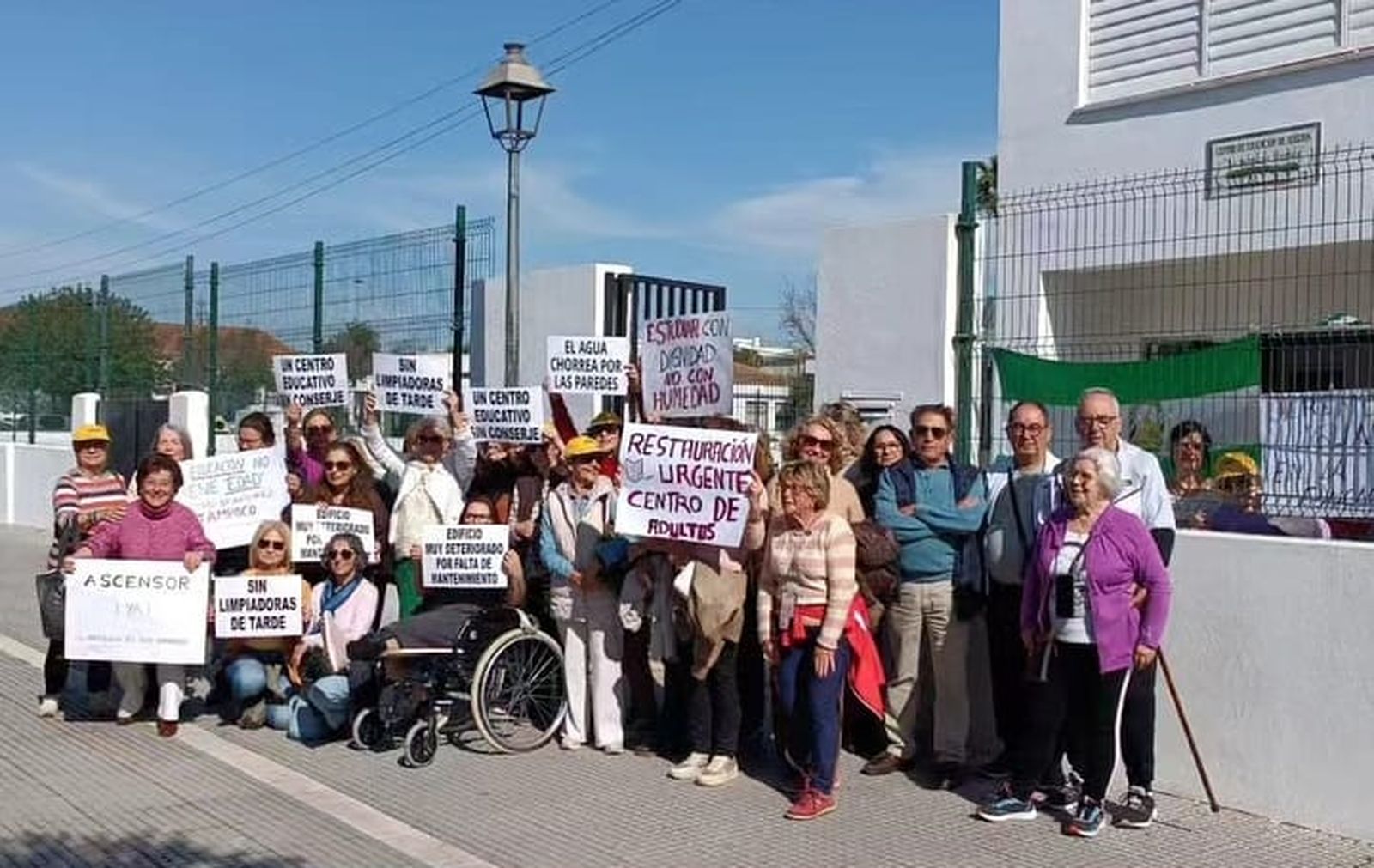 Estudiantes del centro de adultos, en una de las protestas de esta semana.