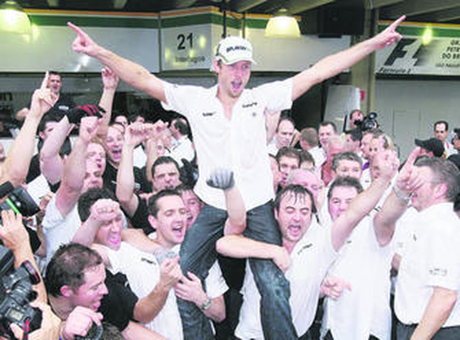 El británico Jenson Button celebra junto a sus compañeros de escudería el título de campeón del mundo de Fórmula 1 tras quedar quinto en el Gran Premio de Brasil.