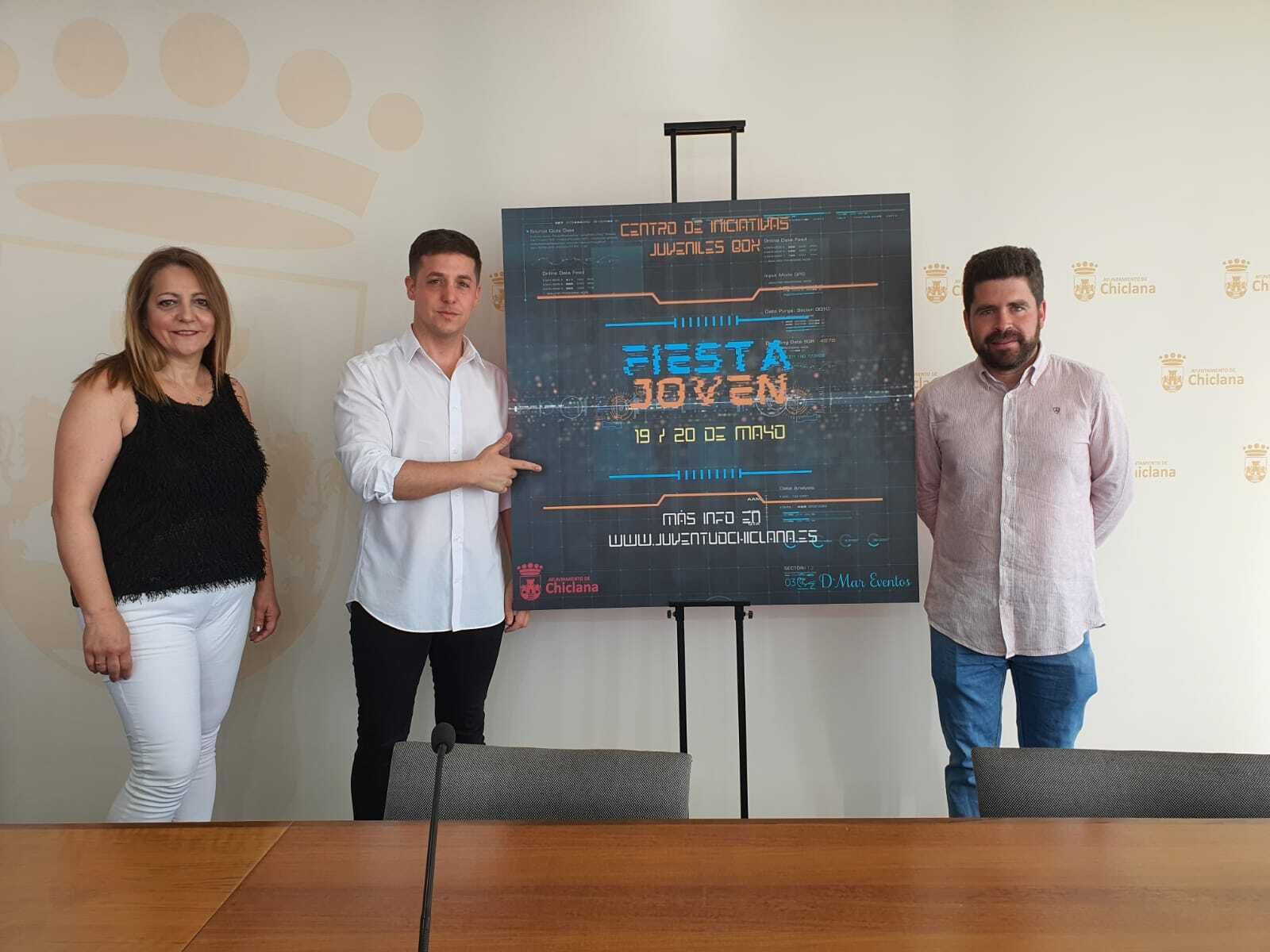 El delegado municipal de Juventud, José Alberto Cruz, y la responsable de D’Mar Eventos, Inmaculada Parra, presentan el cartel.