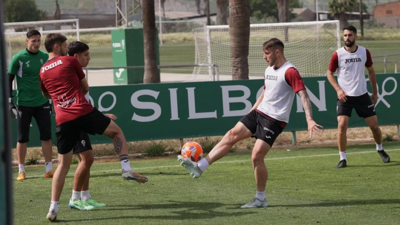 Casas golpea el balón ante Corbo y Adri Vázquez, en el entrenamiento del Córdoba CF.